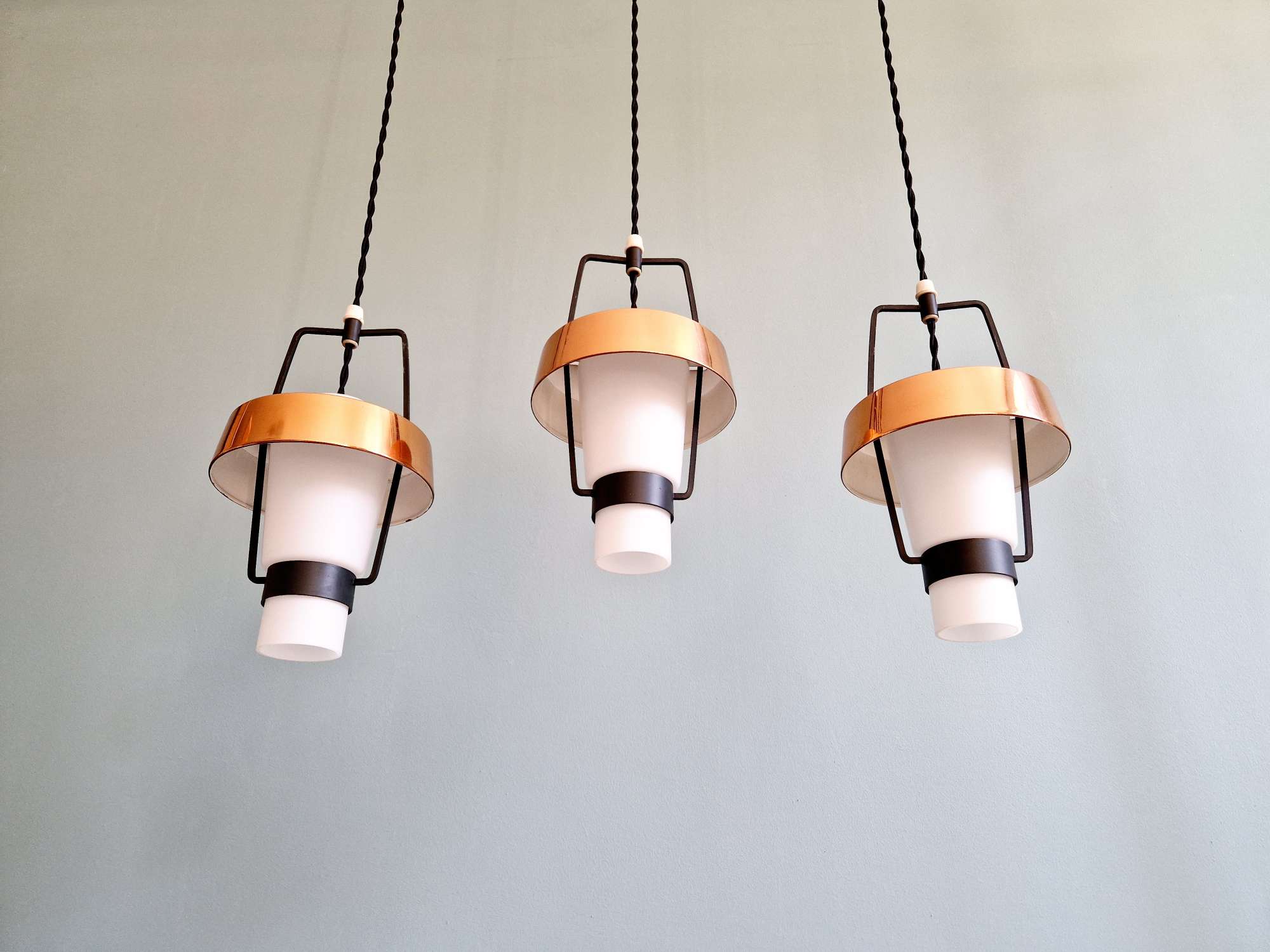 Trio de suspensions scandinaves en opaline et aluminium anodisé, 1960