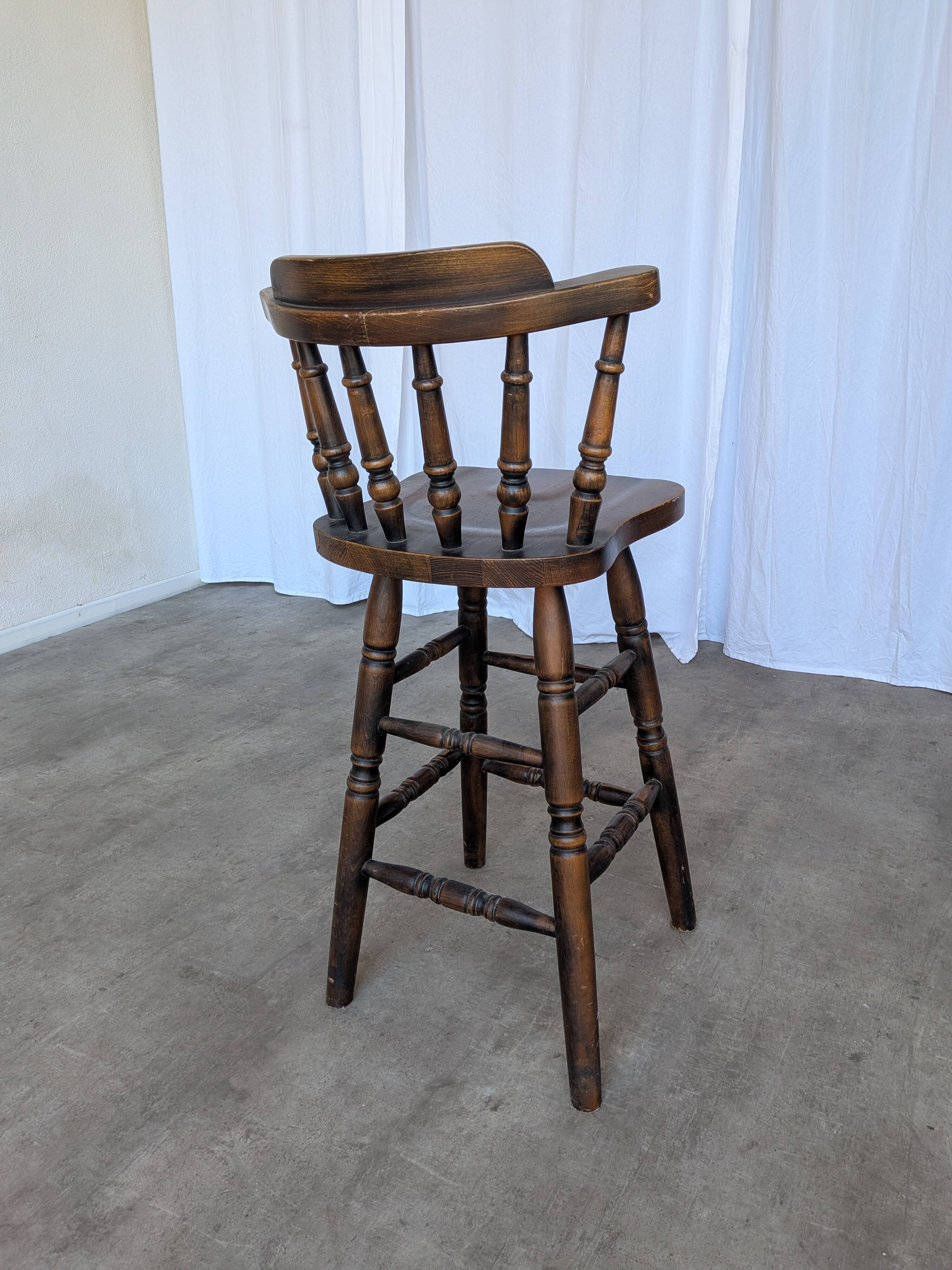 Chaise de bar en bois sculpté vintage : tabouret haut de ferme des années 1970