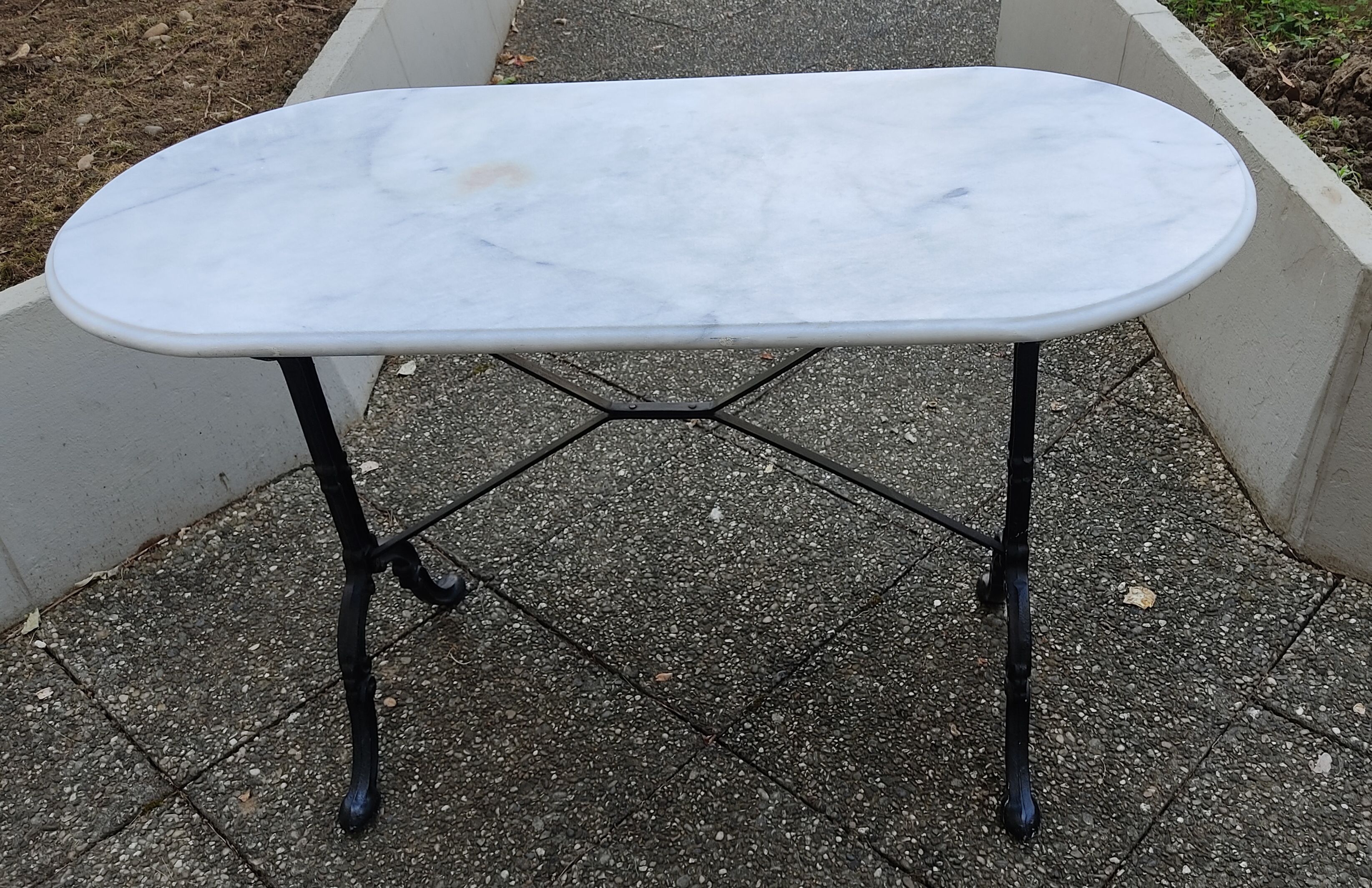 Table ovale en marbre blanc de carrare
