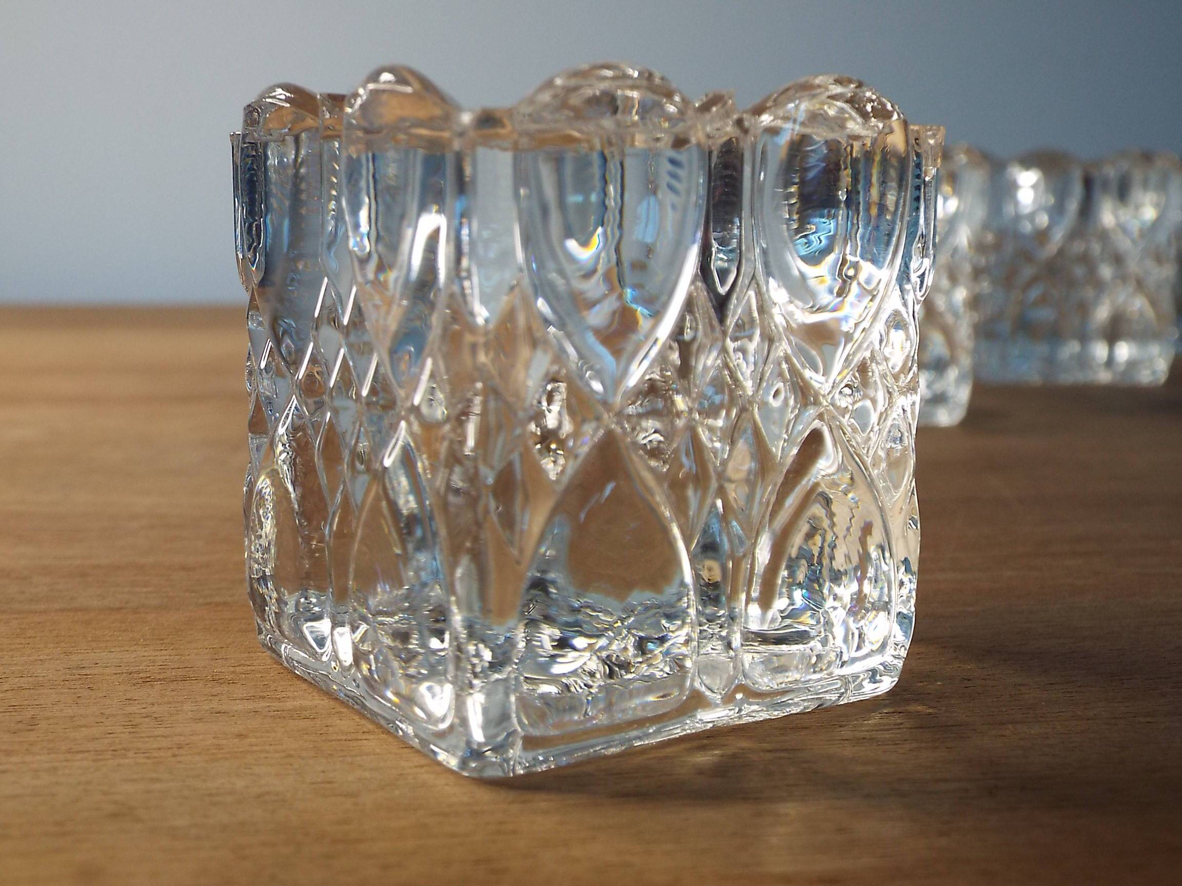 4 bougeoirs en verre ciselé