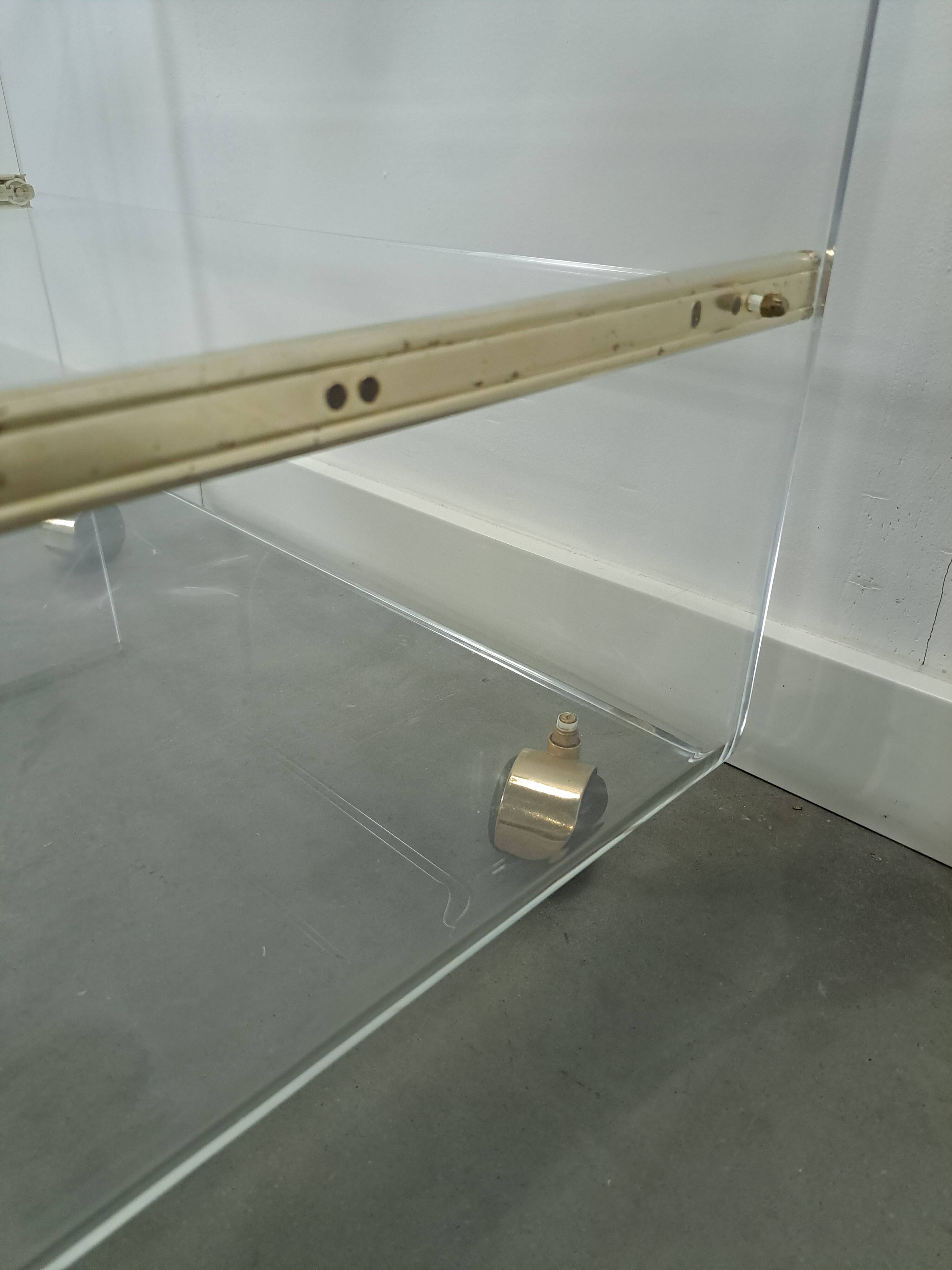 Space age plexiglas trolley met messing