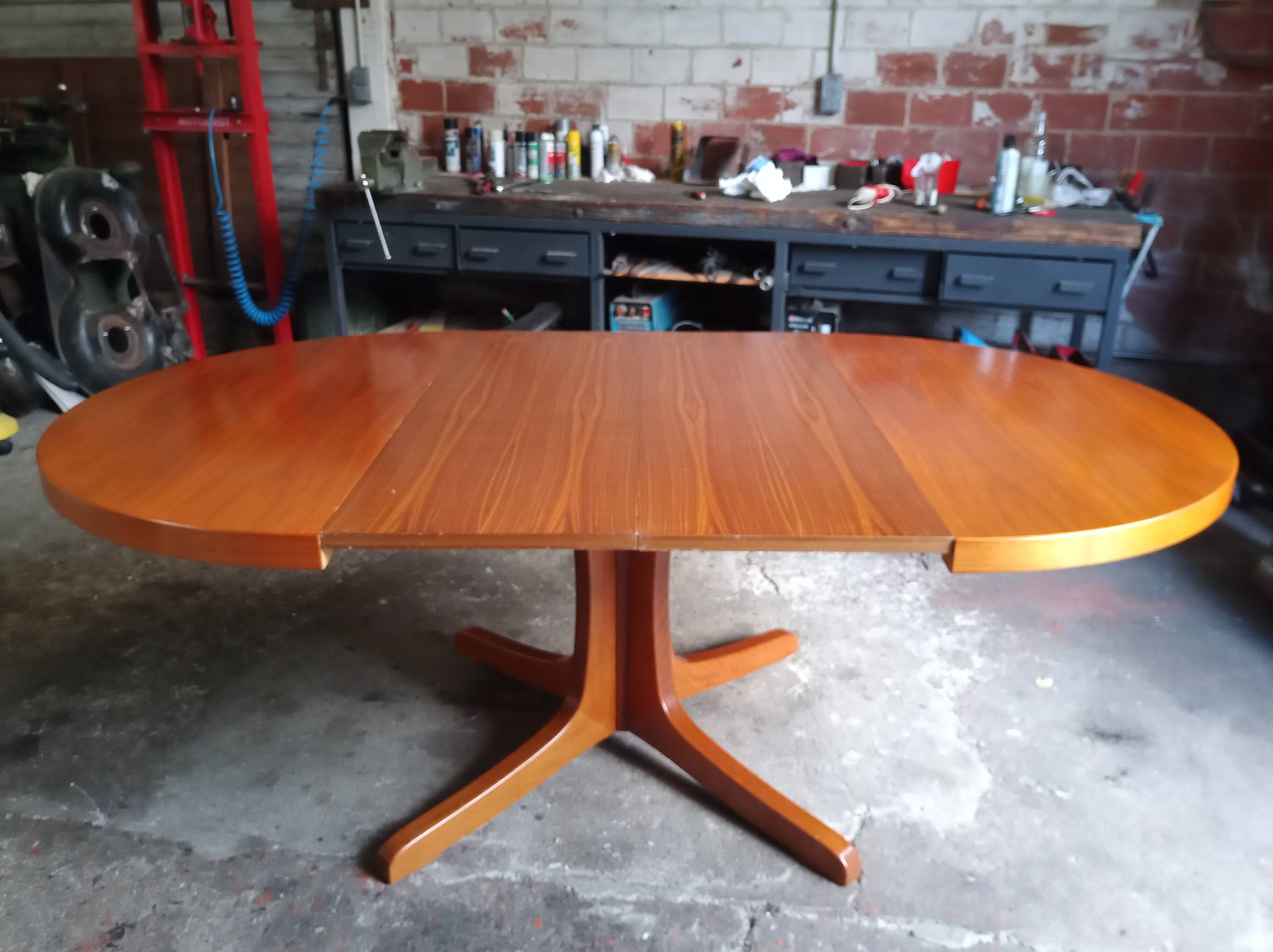 Scandinavian extending table