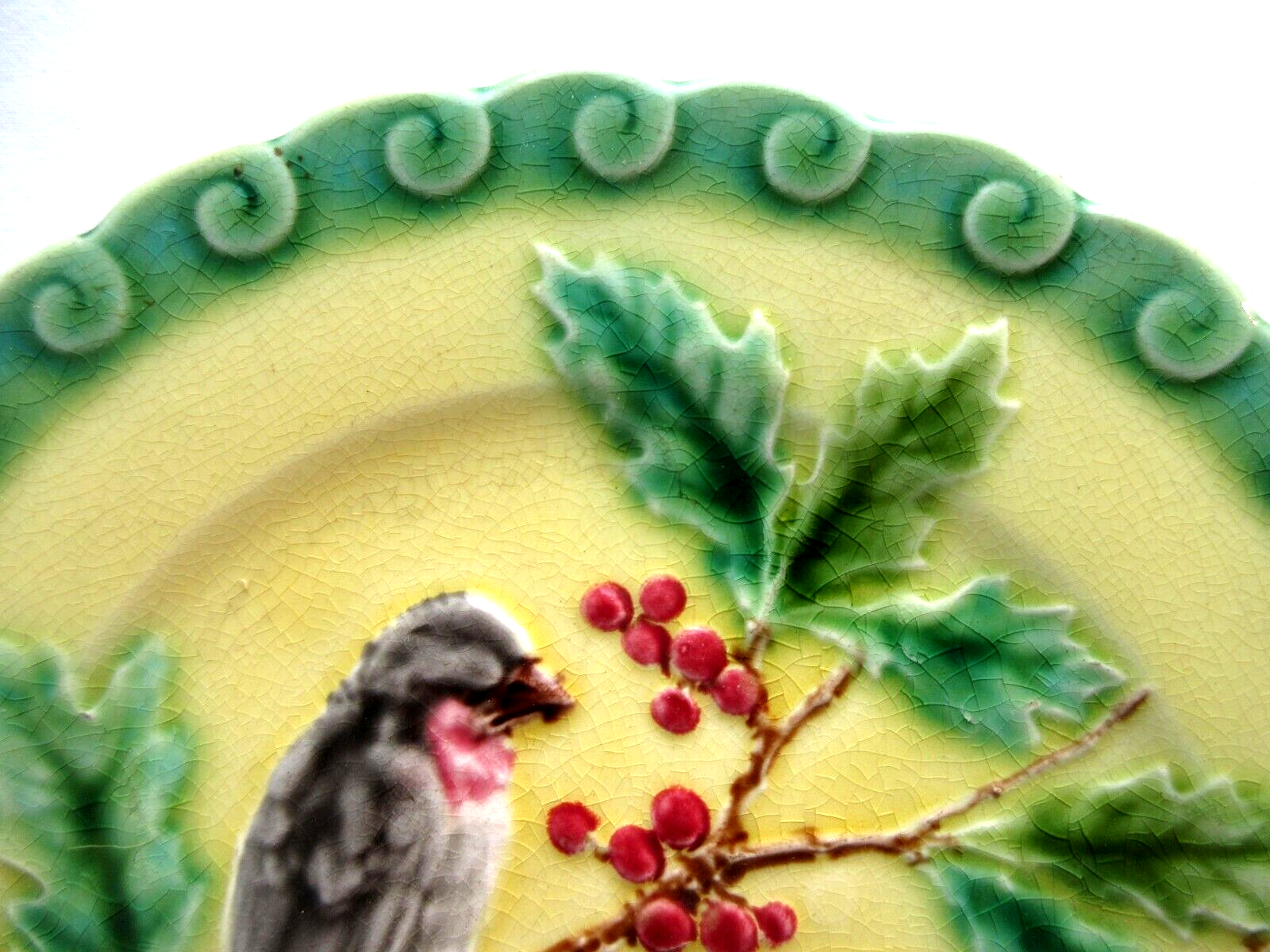 Art Deco slip plate yellow background Sarreguemines: 2 Birds pecking holly