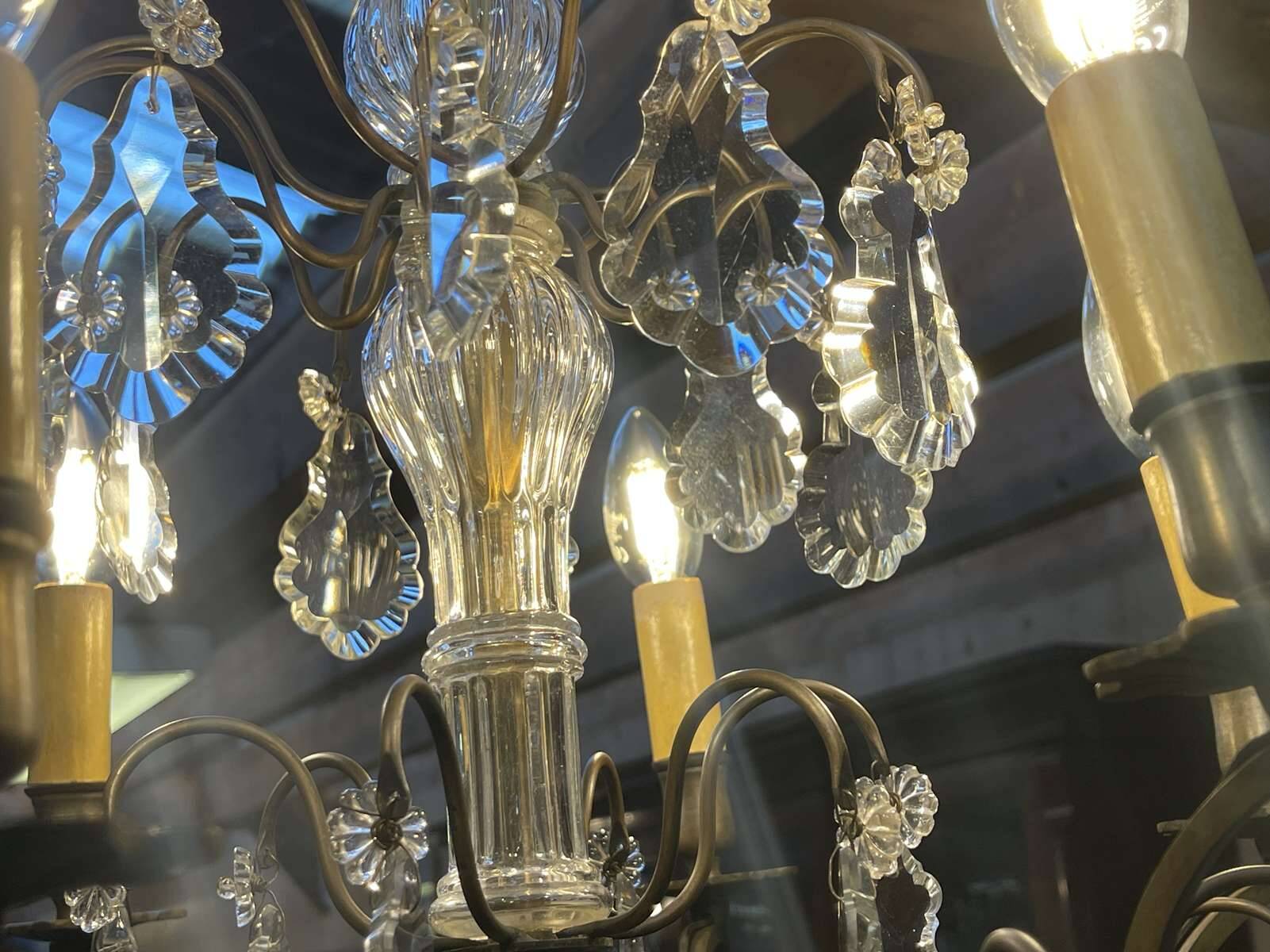 Bronze and cut crystal chandelier with 6 lights, early 20th century work.