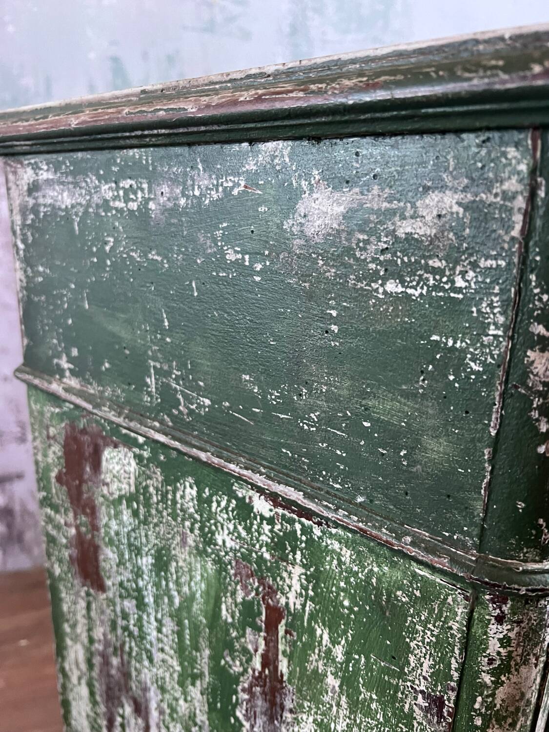 Chiffonnier ancien en bois patiné vert