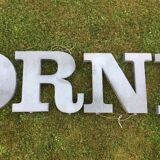 Lettre R d'enseigne en zinc grande taille