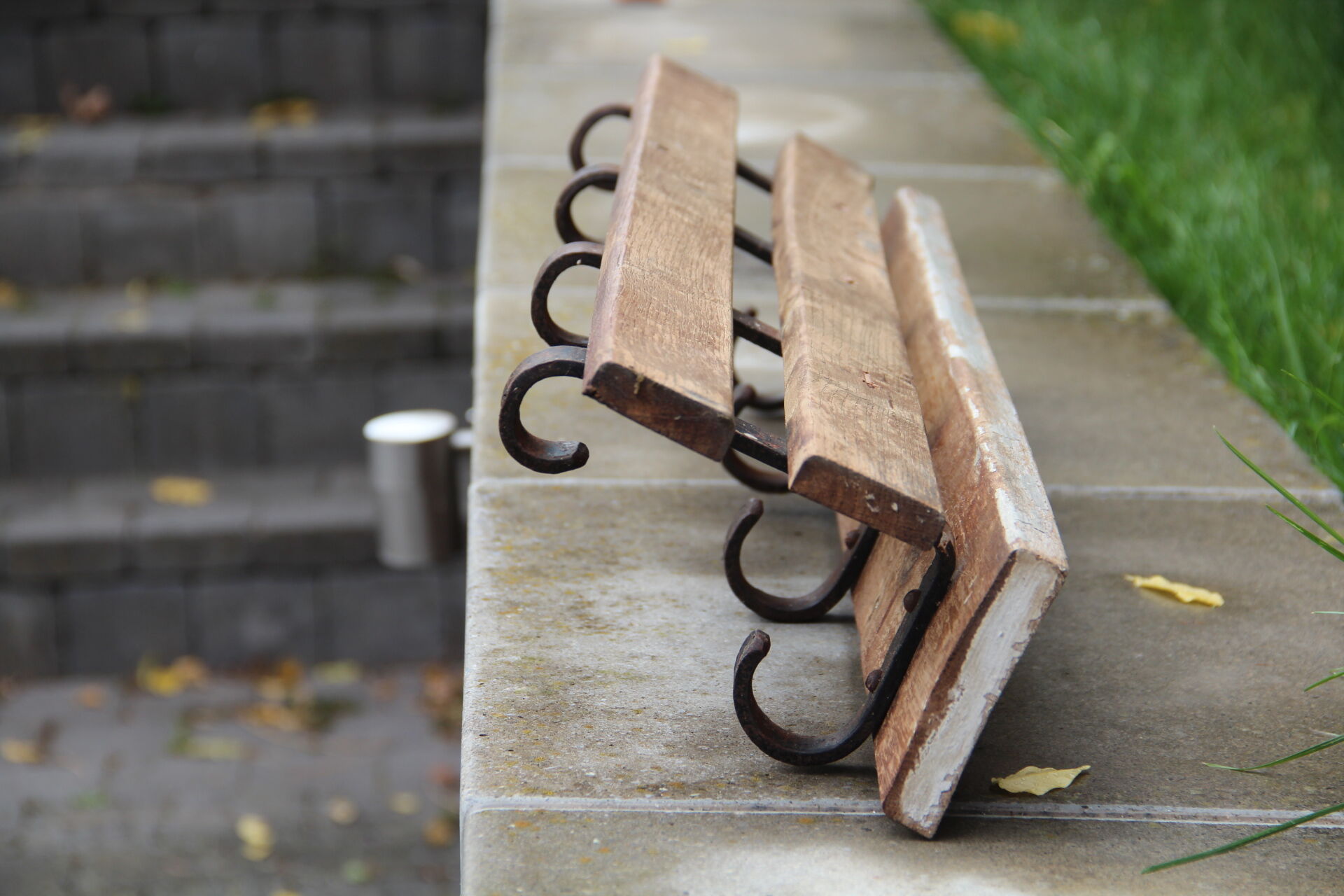 Old workshop coat hanger at 4 patères