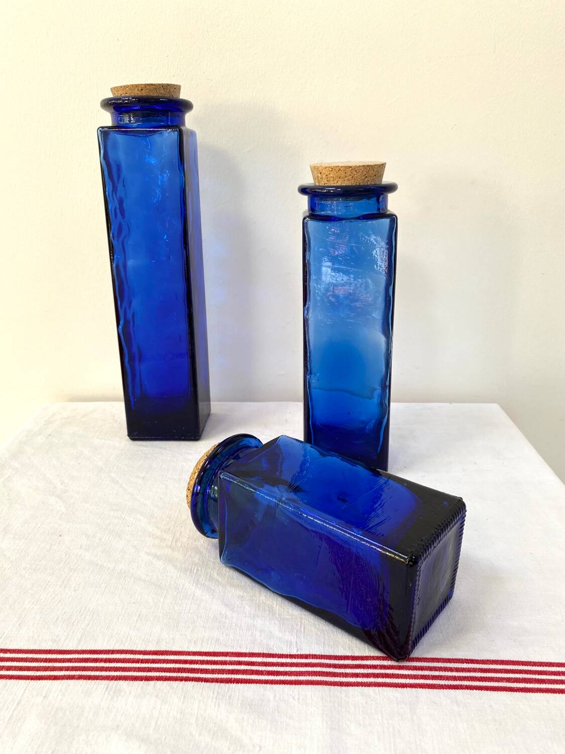 Trio de bocaux en verre bleu cobalt