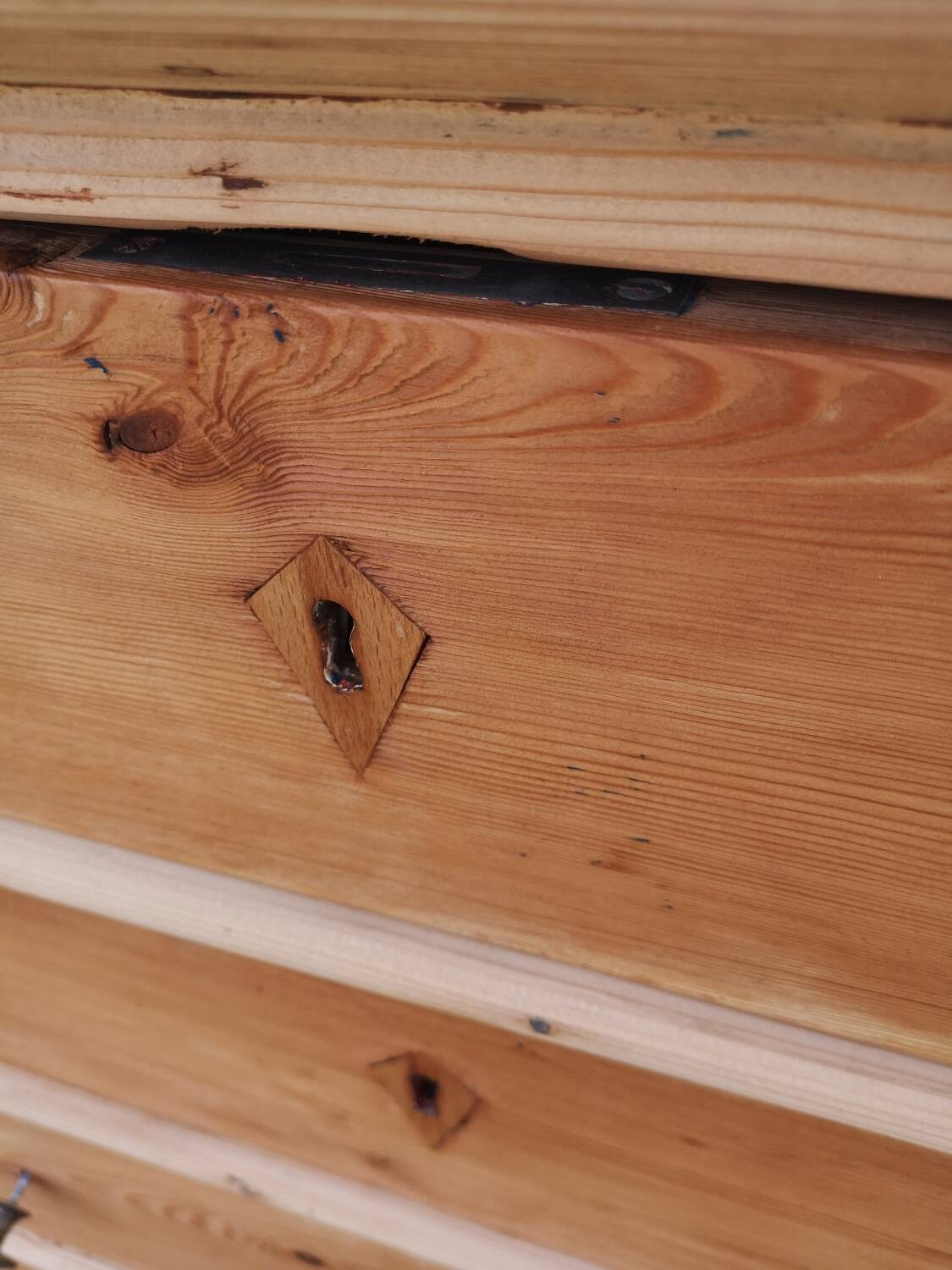 4-drawer pine chest of drawers