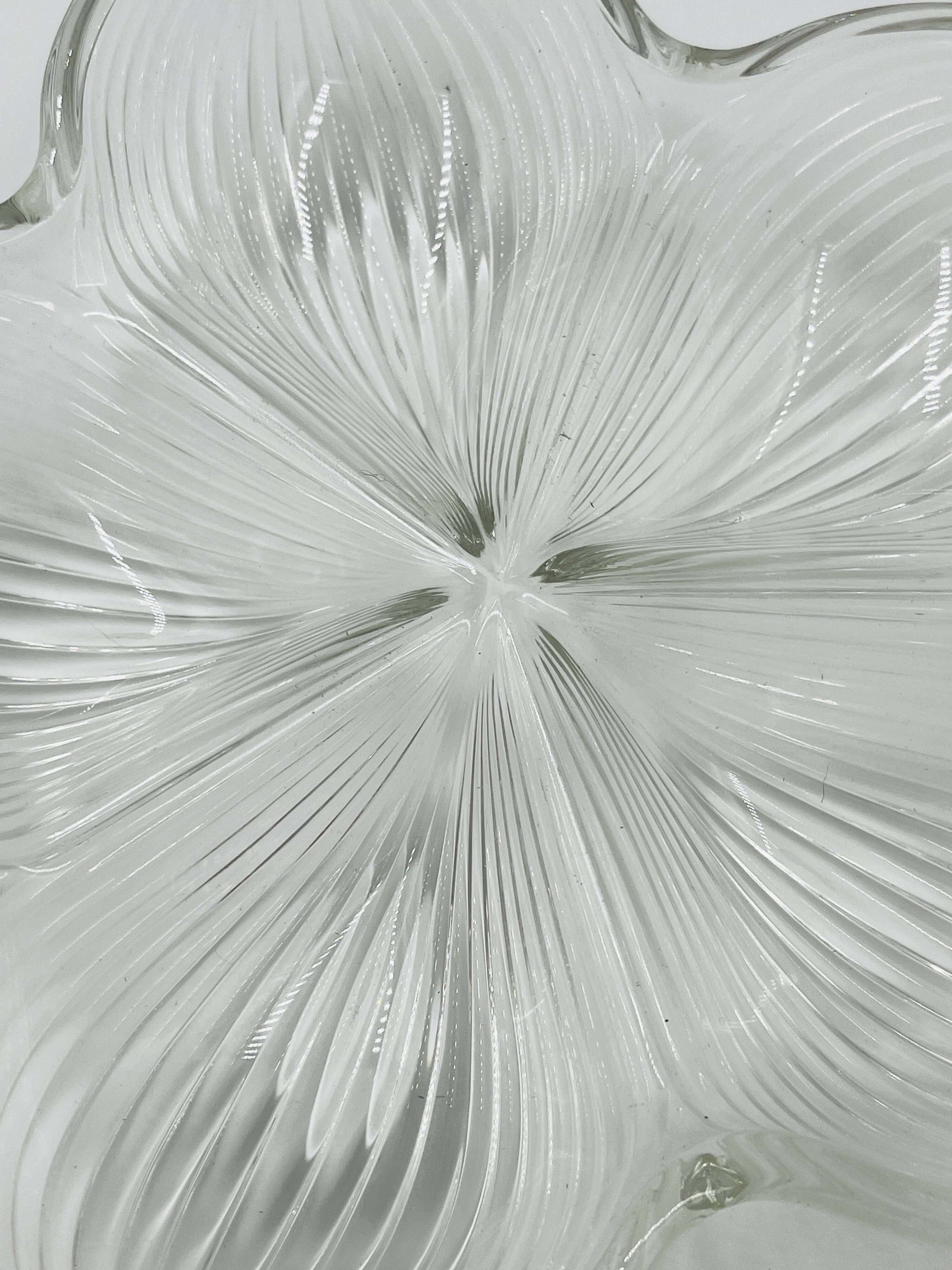 Plat en verre moulé fleur Art déco