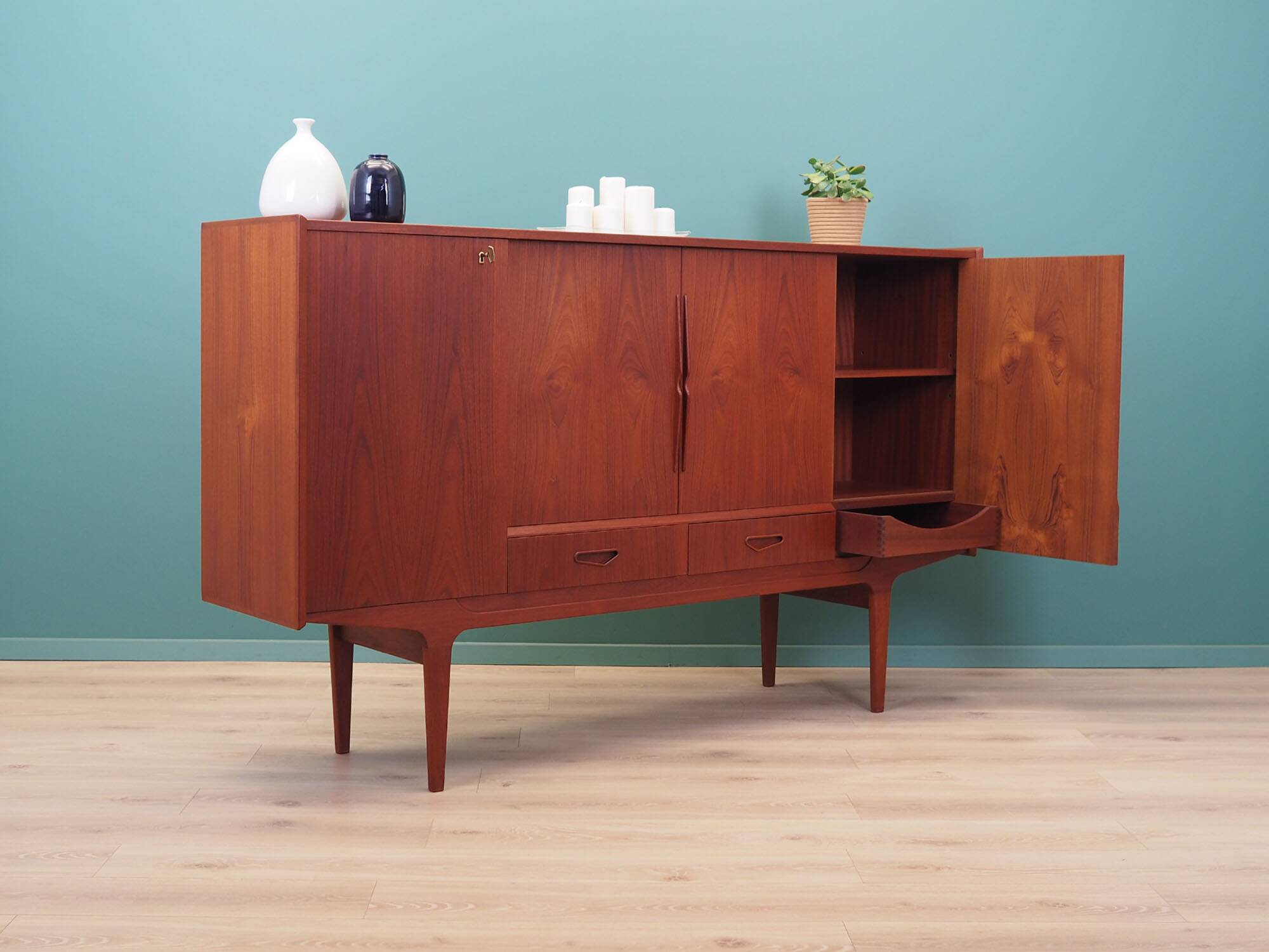 Buffet haut en teck, design danois, années 1960, production : Danemark