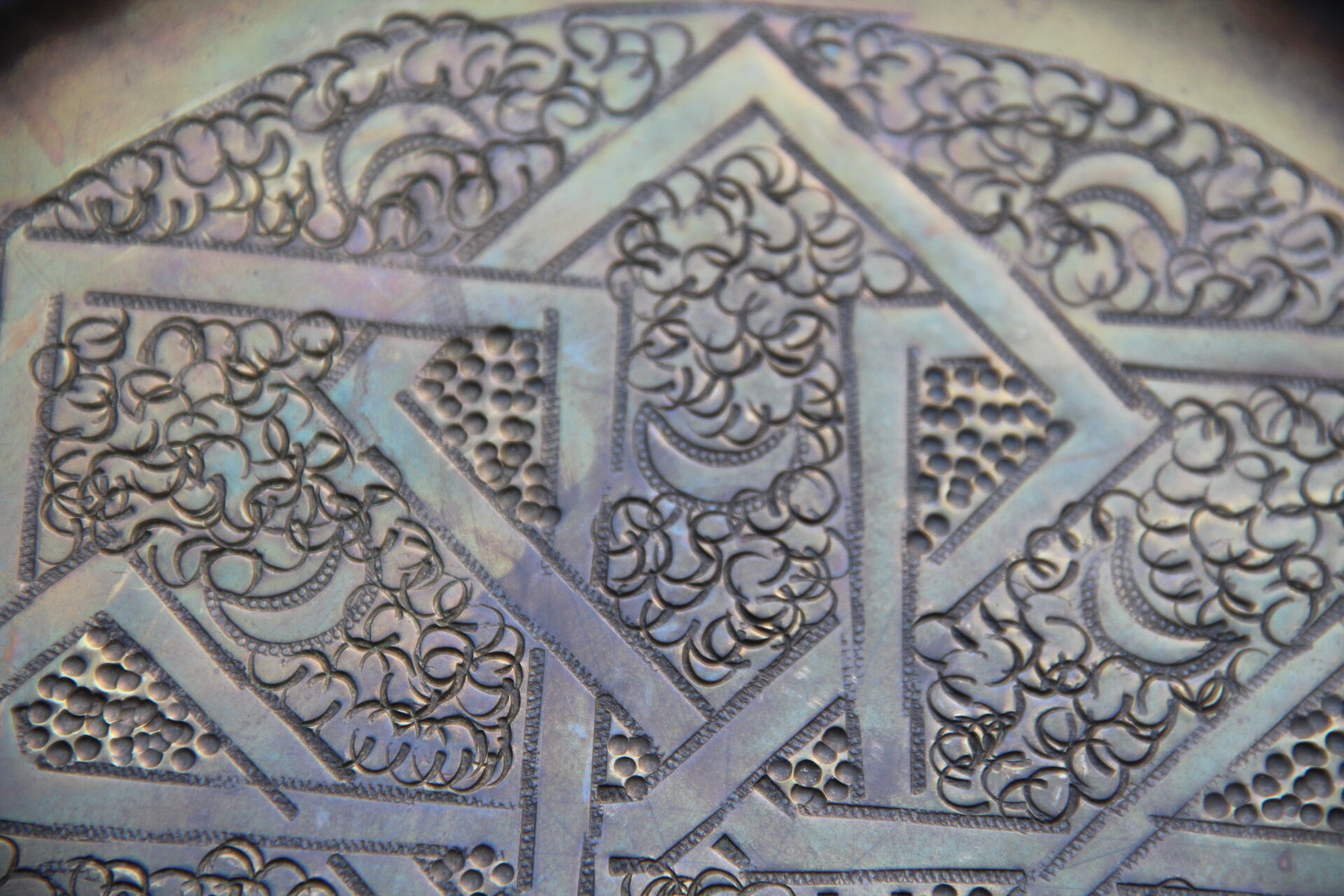 Decorative tray in chiseled bronze