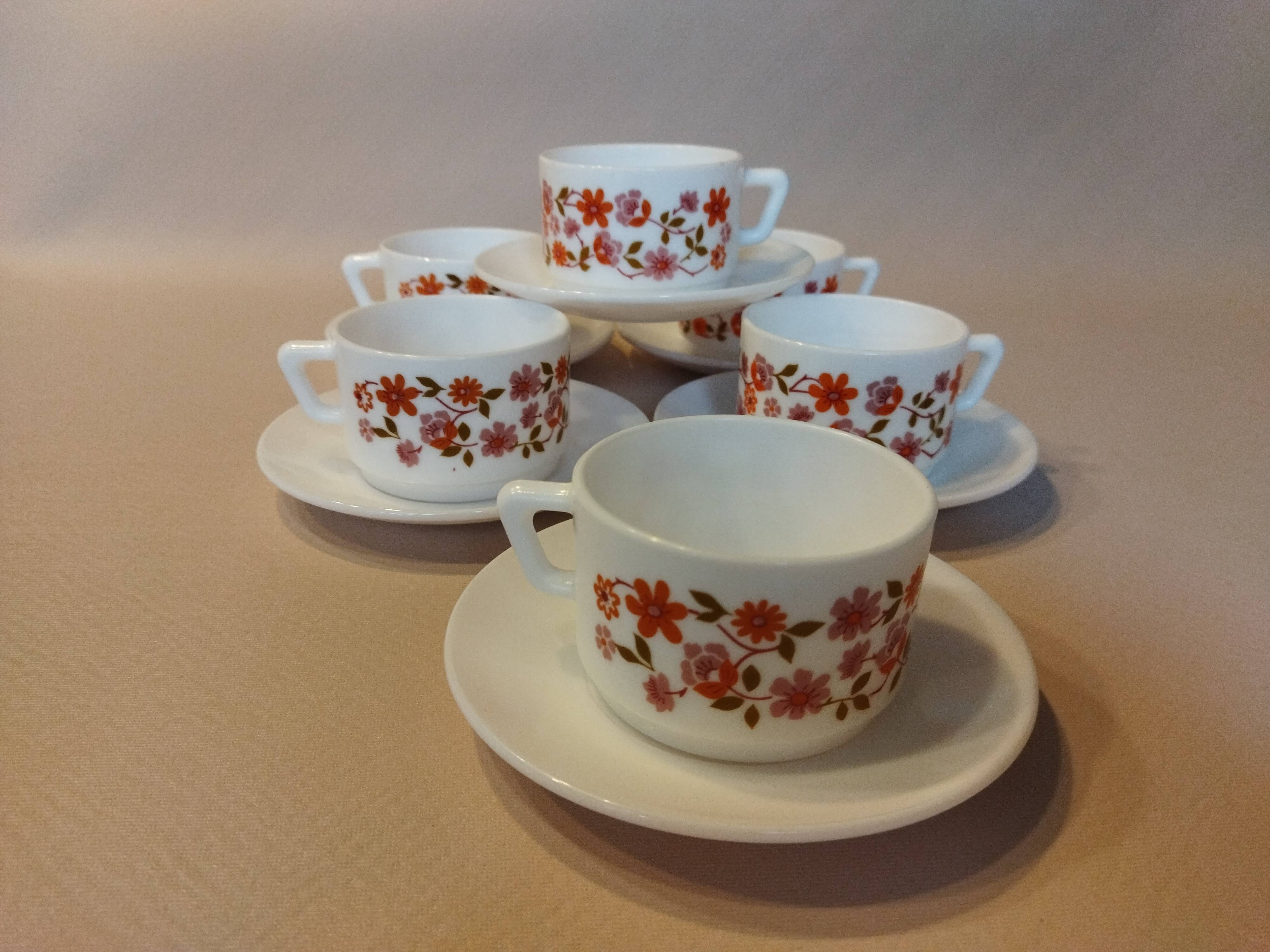 Six Scania Arcopal coffee cups