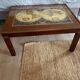 Table basse bois et laiton avec planisphère sous verre