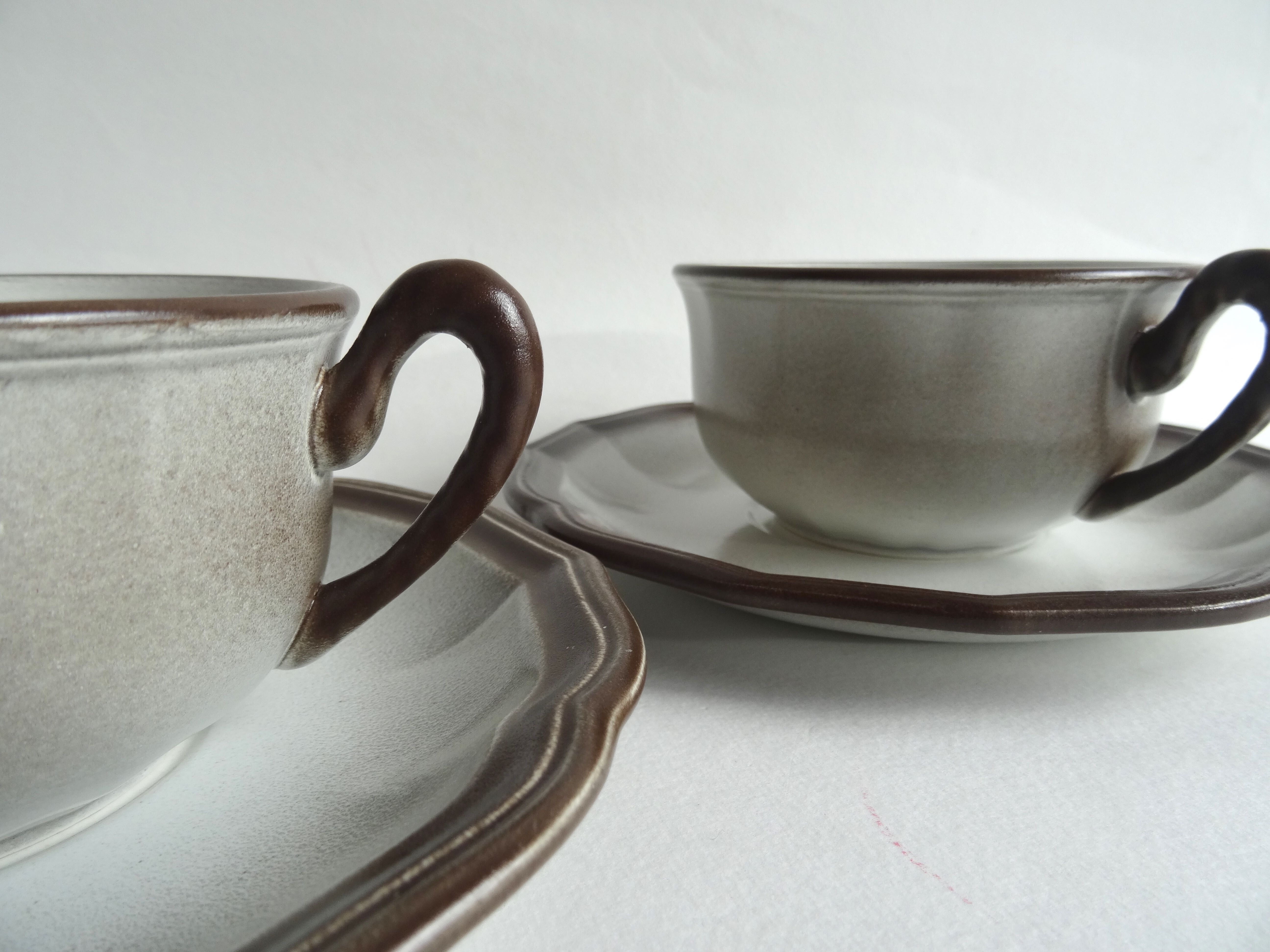 2 salins tea cups