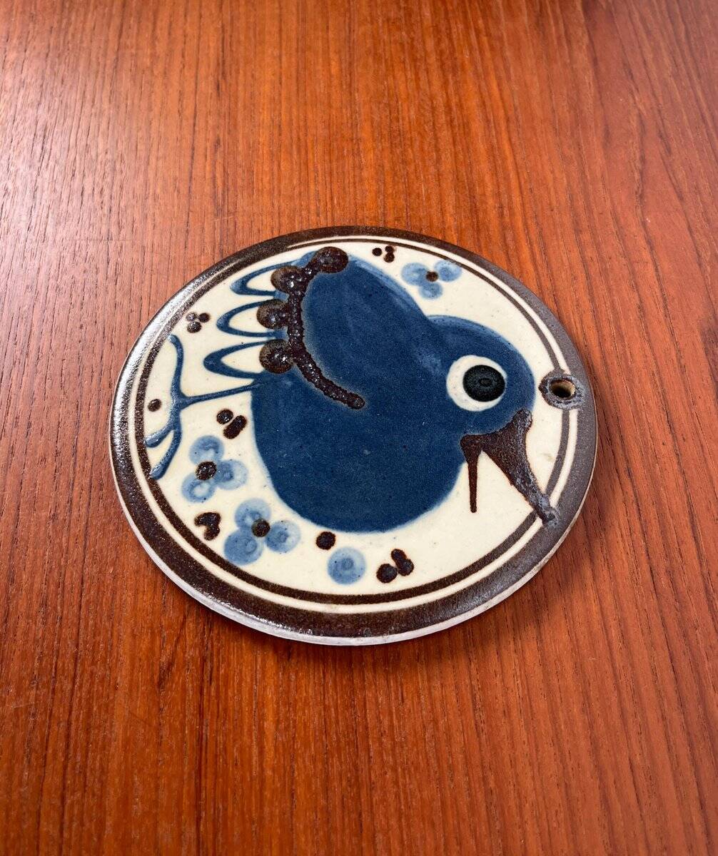 Mid-century Danish studio wall plate in pottery with bird design by Erling & Karin Heerwagen, 1976.