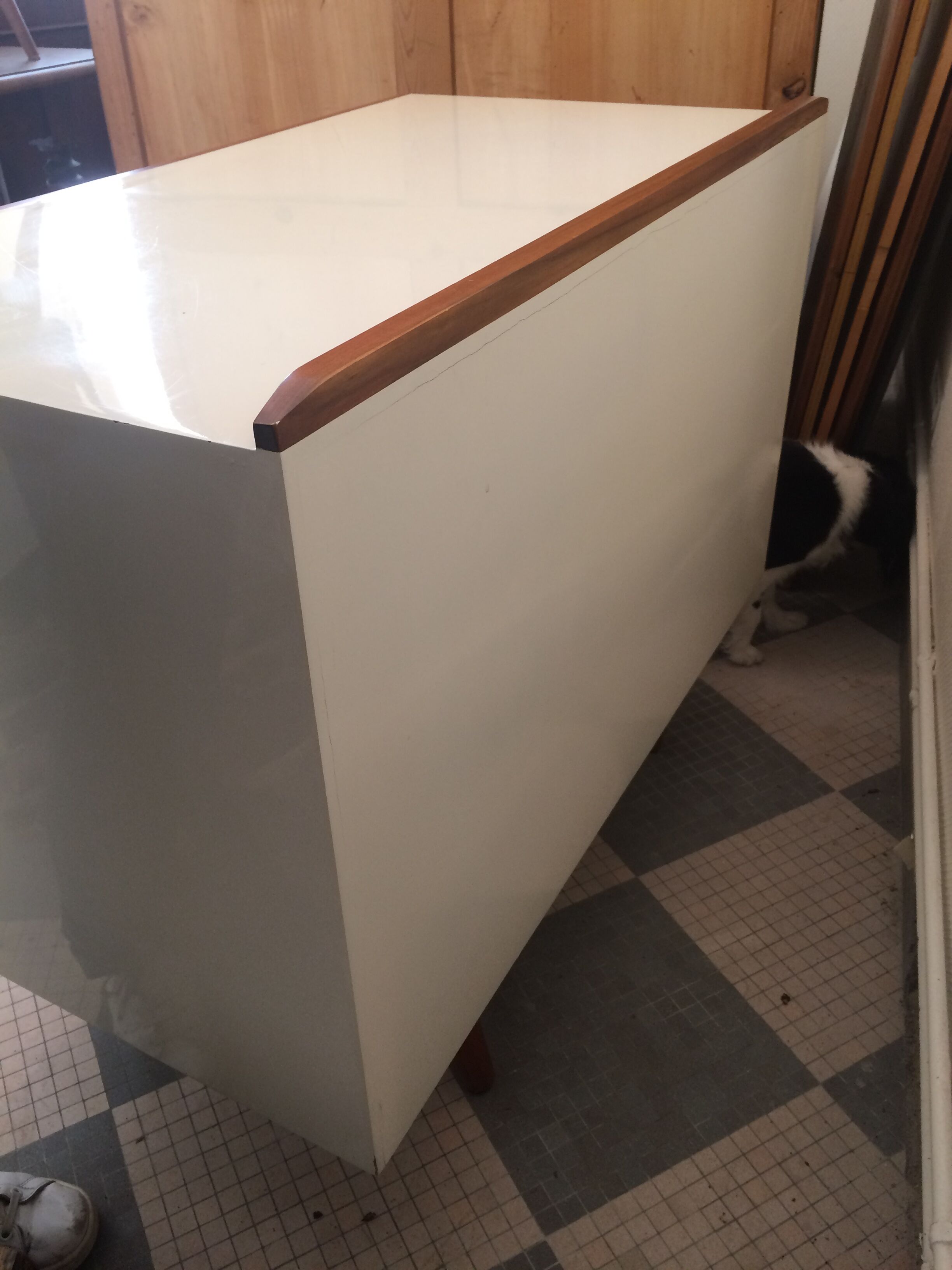 Chest of drawer with compass feet