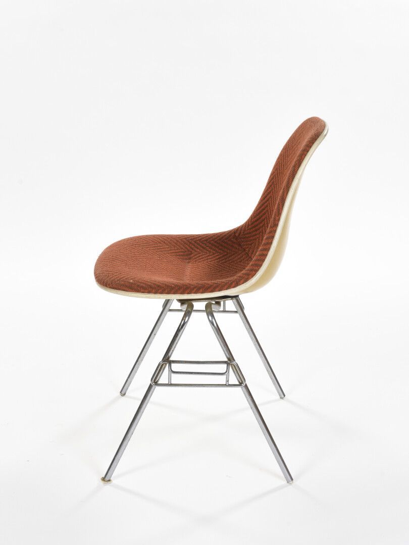 Serie de 4 chaises de Charles et Ray Eames en fibre de verre