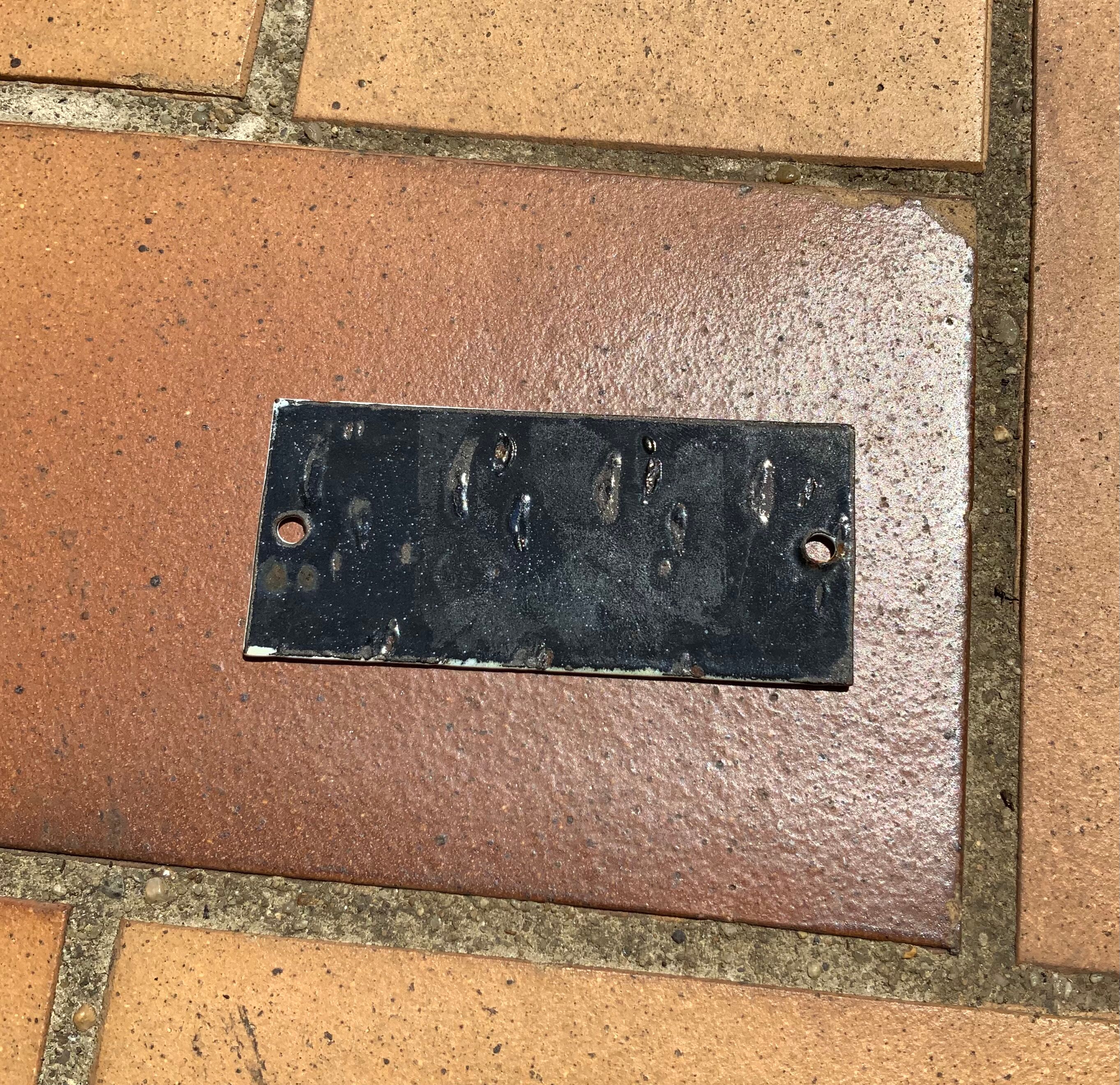 Plate old enamelled sheet metal plug white and red small format