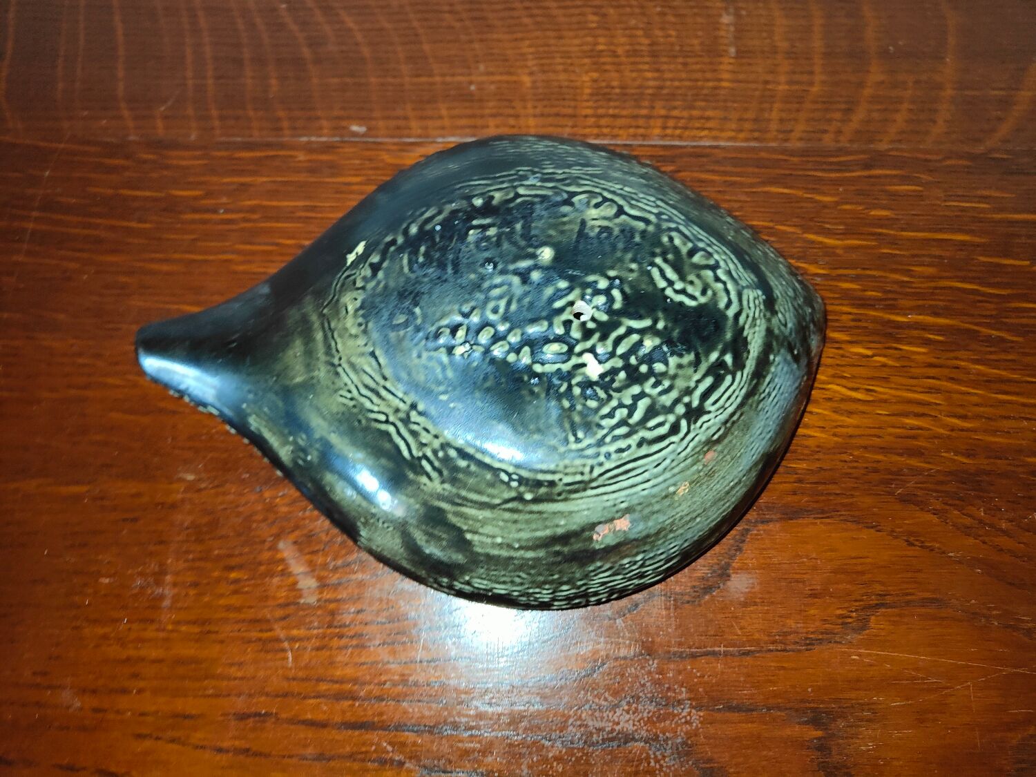 Two-tone northern ceramic beggar in the shape of a leaf
