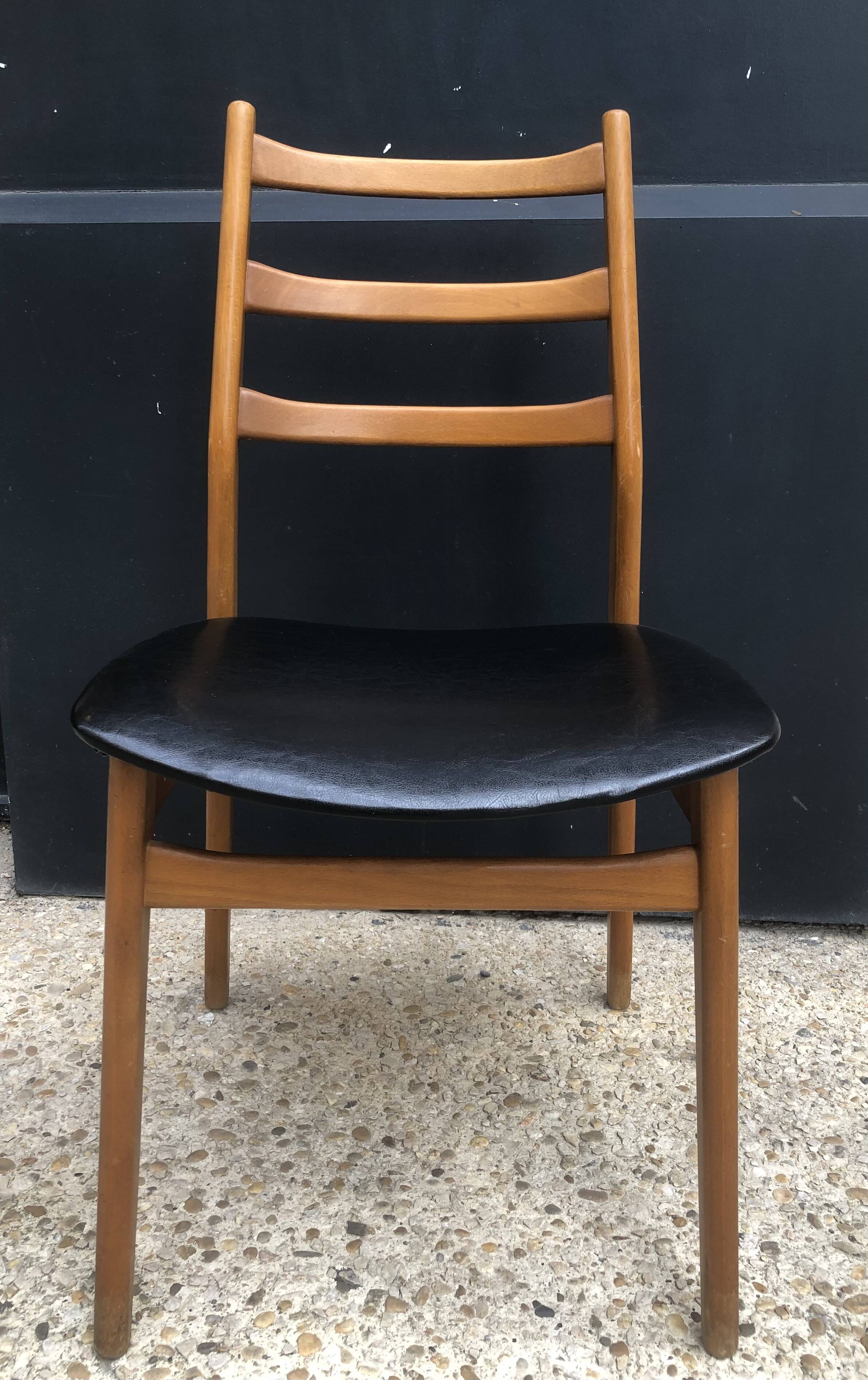 4 chaises années 60/70 bois et skaï noir