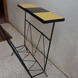 Porte-revues en métal noir et tablette carrelage jaune et noir