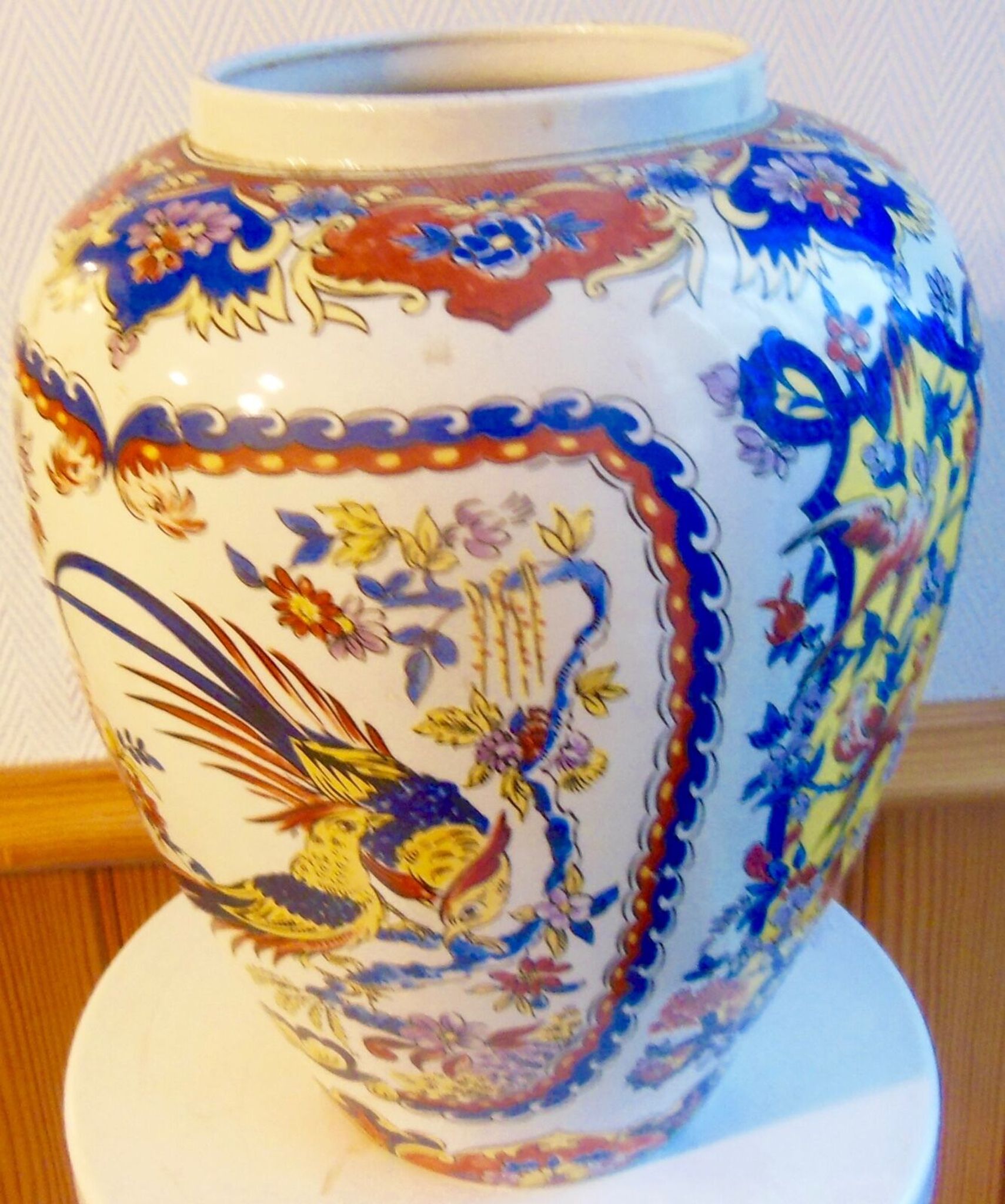 Vase à décor d'oiseaux signé y . p derevua