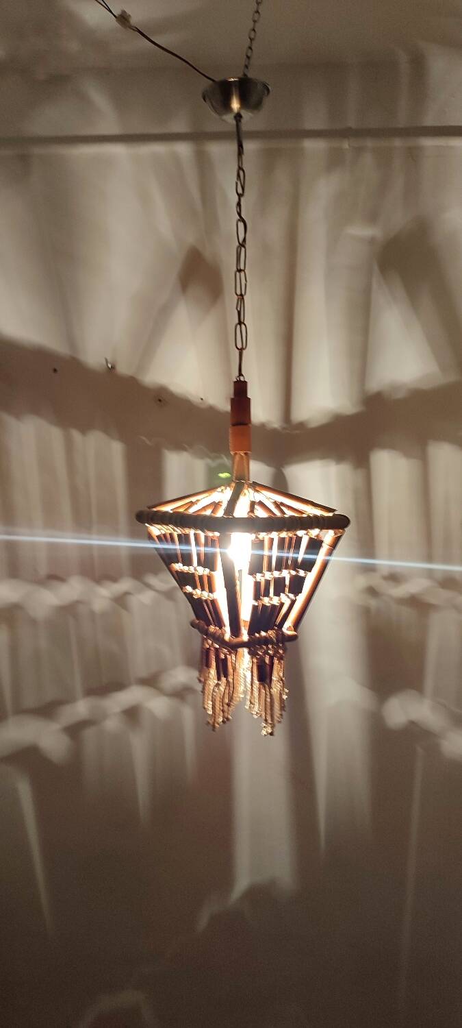 Lámpara de techo de bambú y macramé. Spain, 1980s.