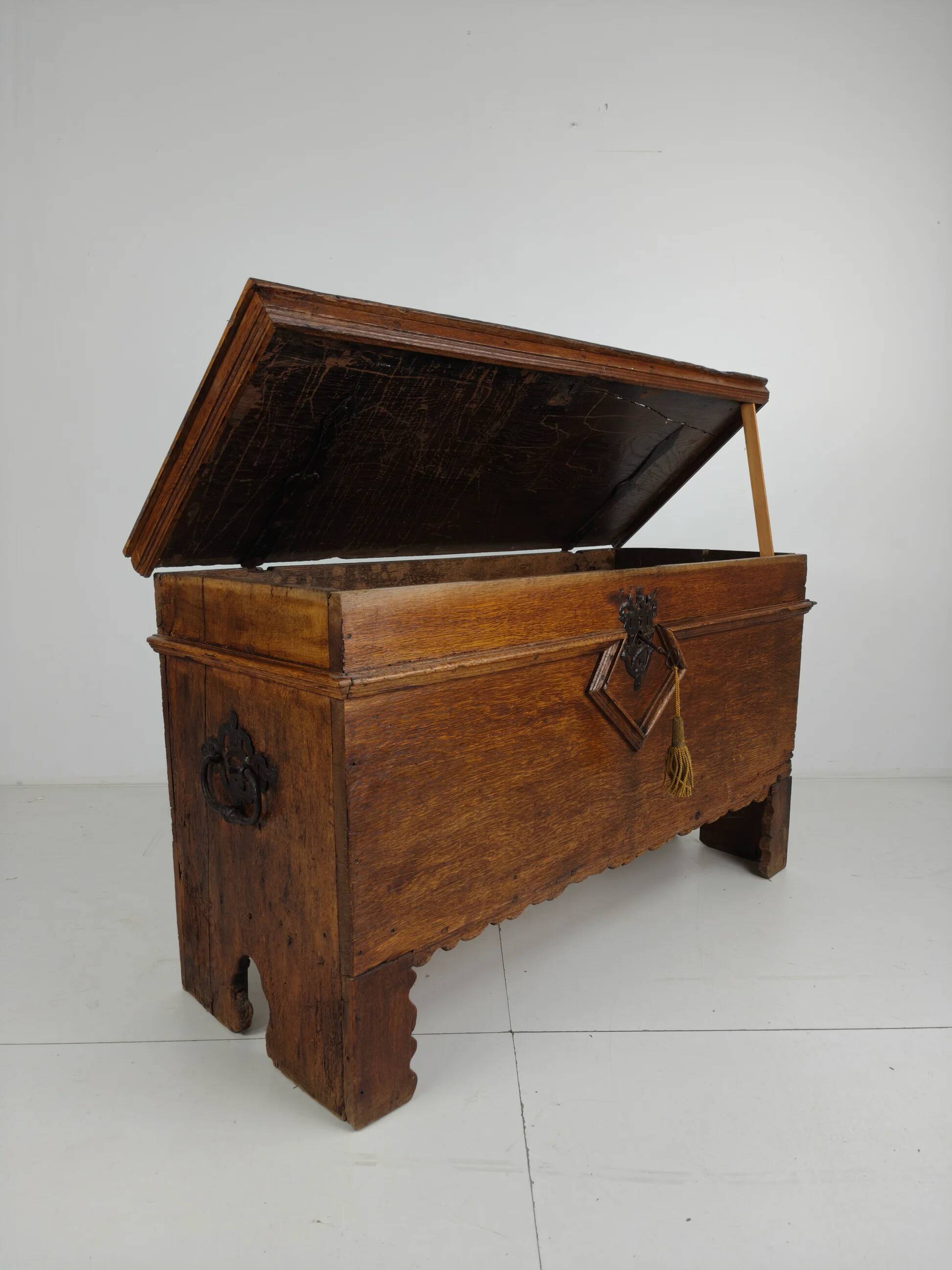 Elegant 18th century oak chest – dated 1756