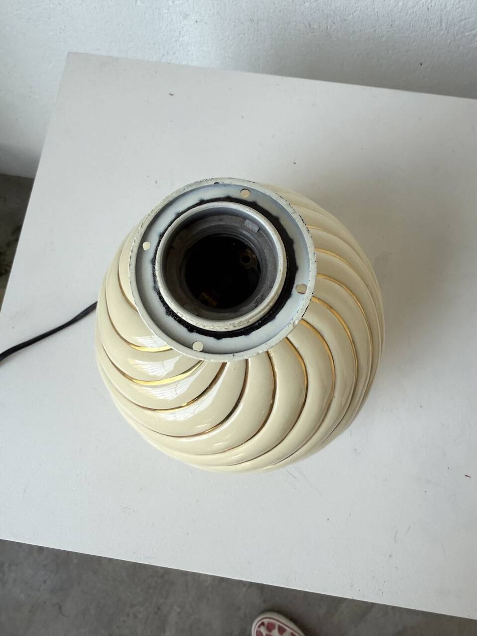 Lampe de table sphérique céramique ivoire et or Barbi