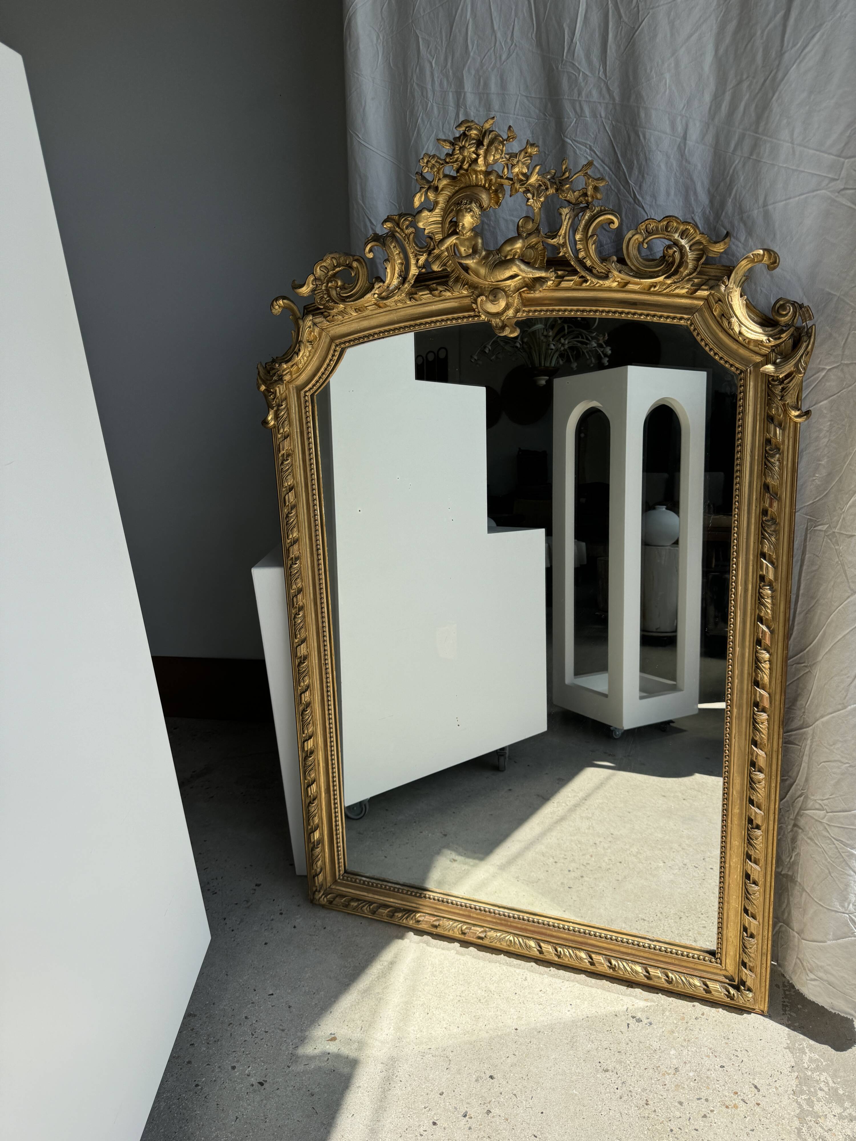 Large gilded mirror with acanthus leaf pediment H150 L98