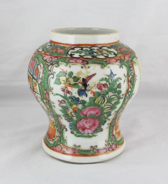 small Chinese vase in porcelain, famille rose, late 19th century