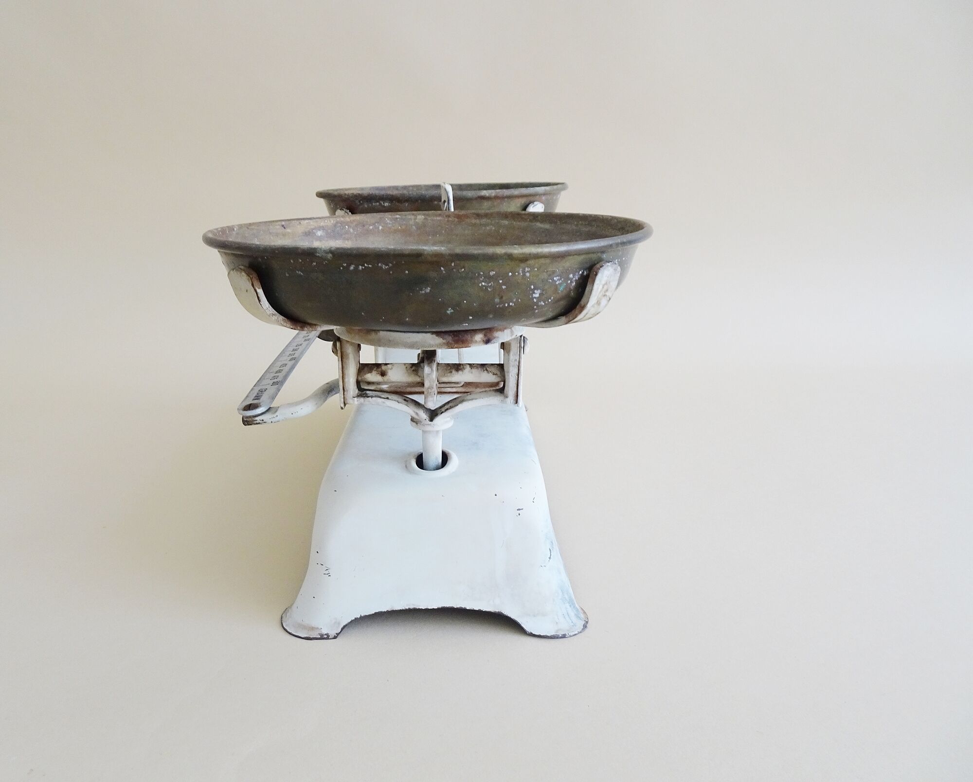 Antique kitchen scales from a record to five kilos, white beam scales with brass plates