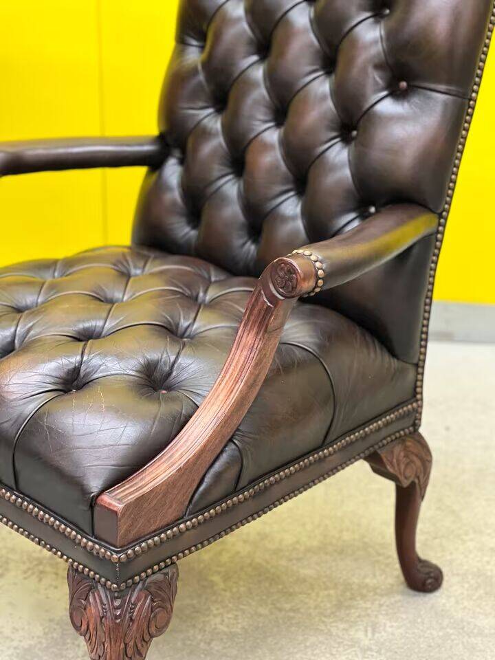 Fauteuil Chesterfield en cuir marron (le prix est pour un)
