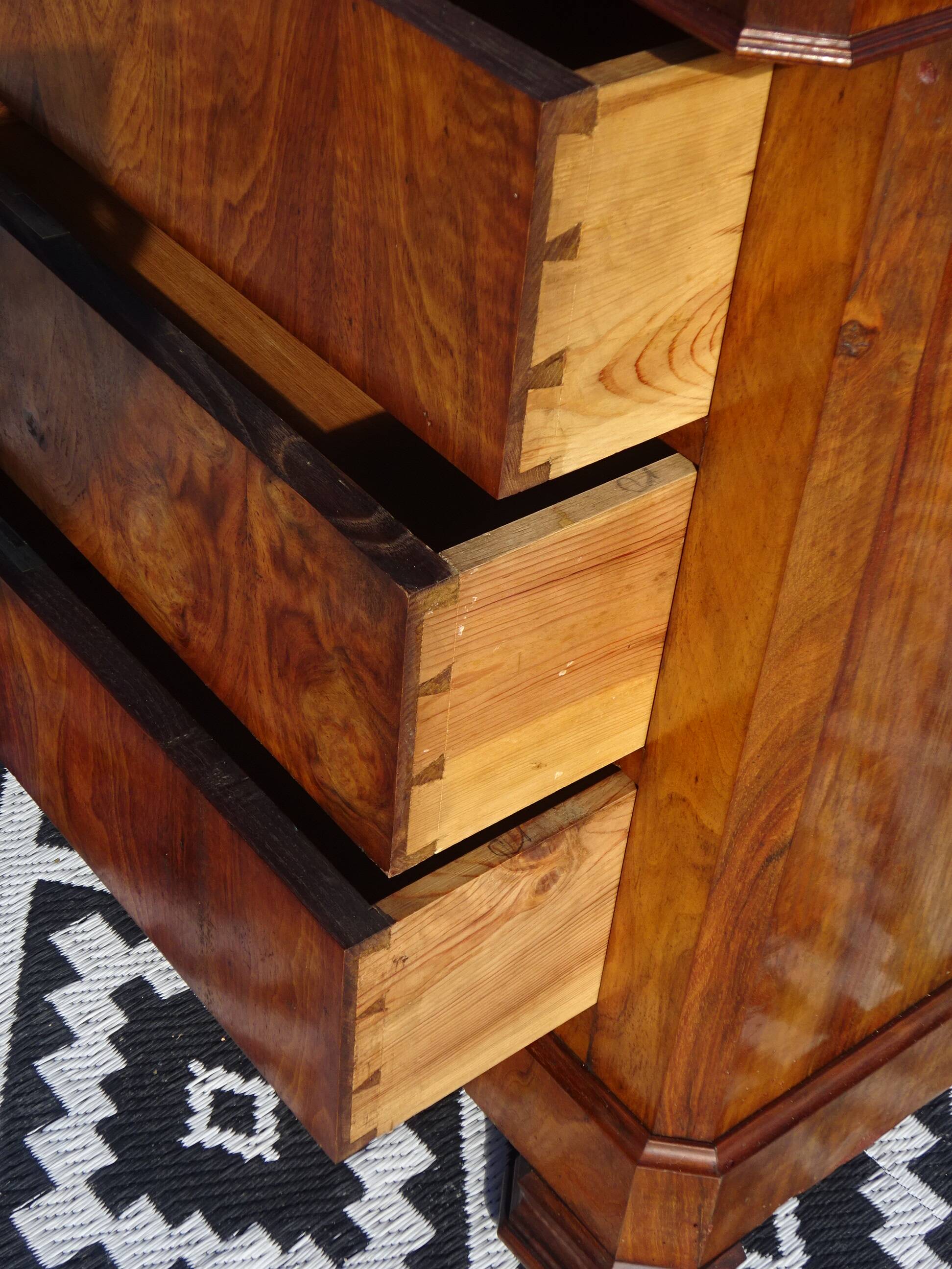Commode coiffeuse, système en chemin de fer