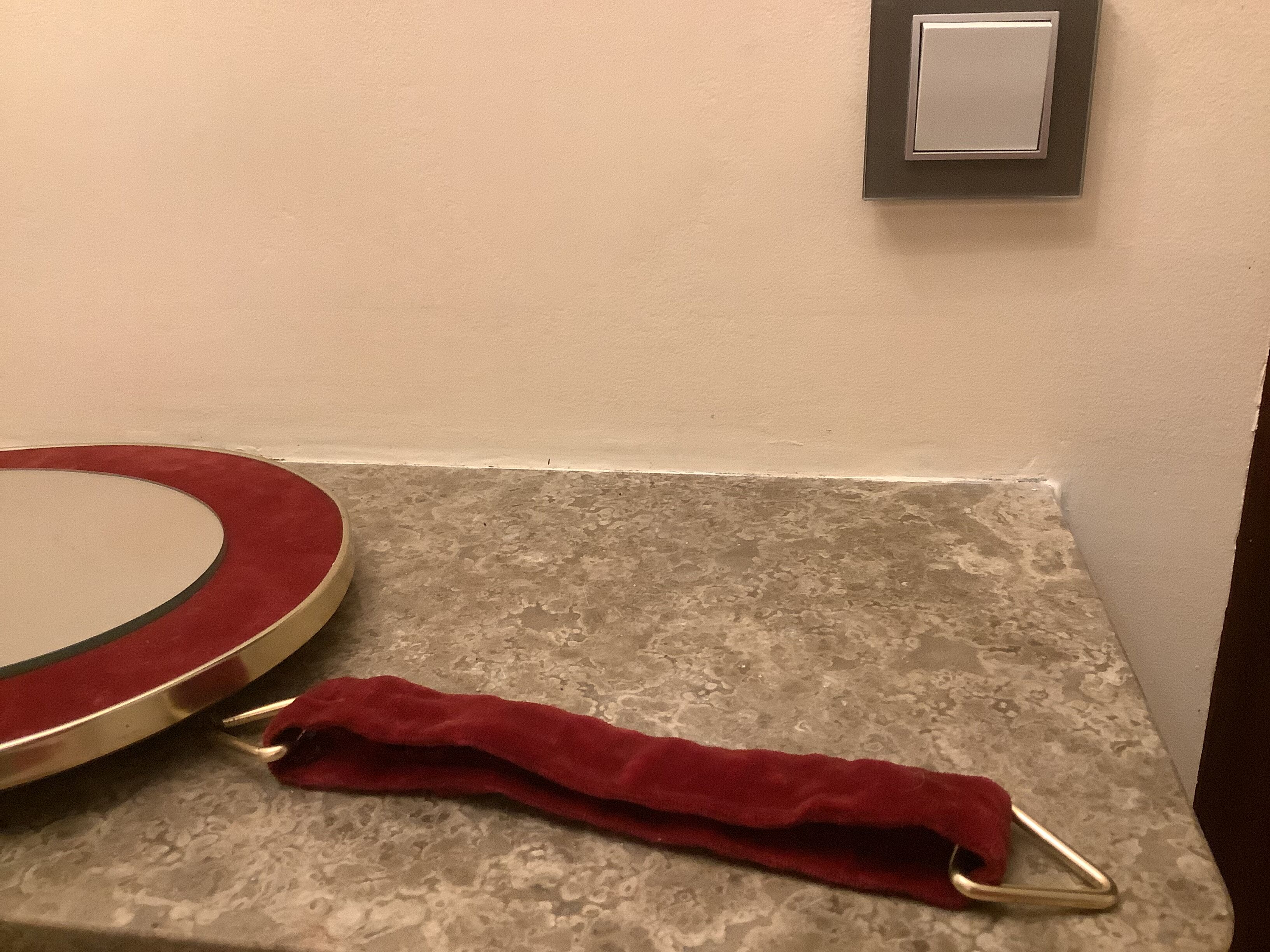 Ancien miroir ovale velours grenat bordeaux