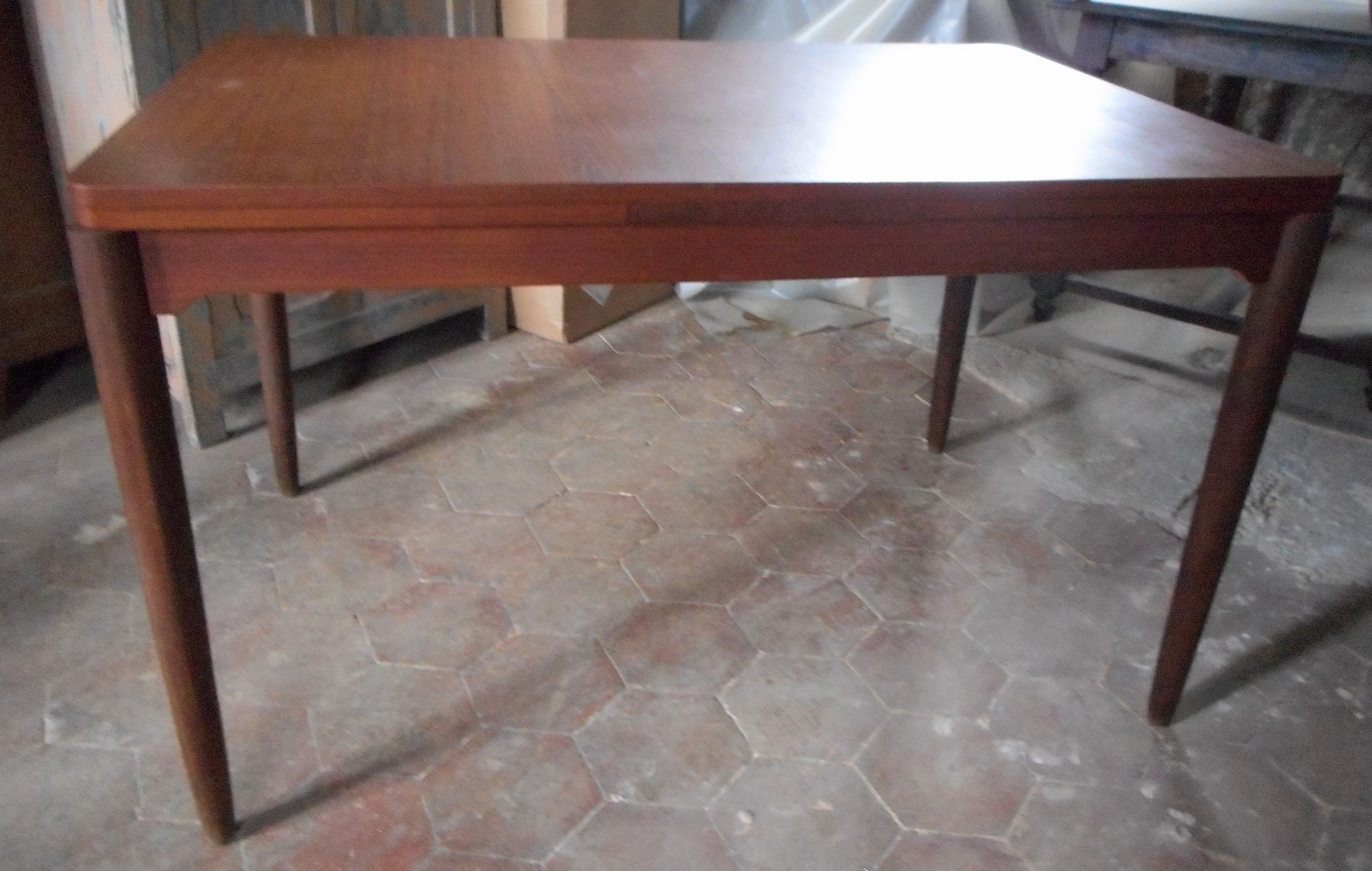 Expandable teak table