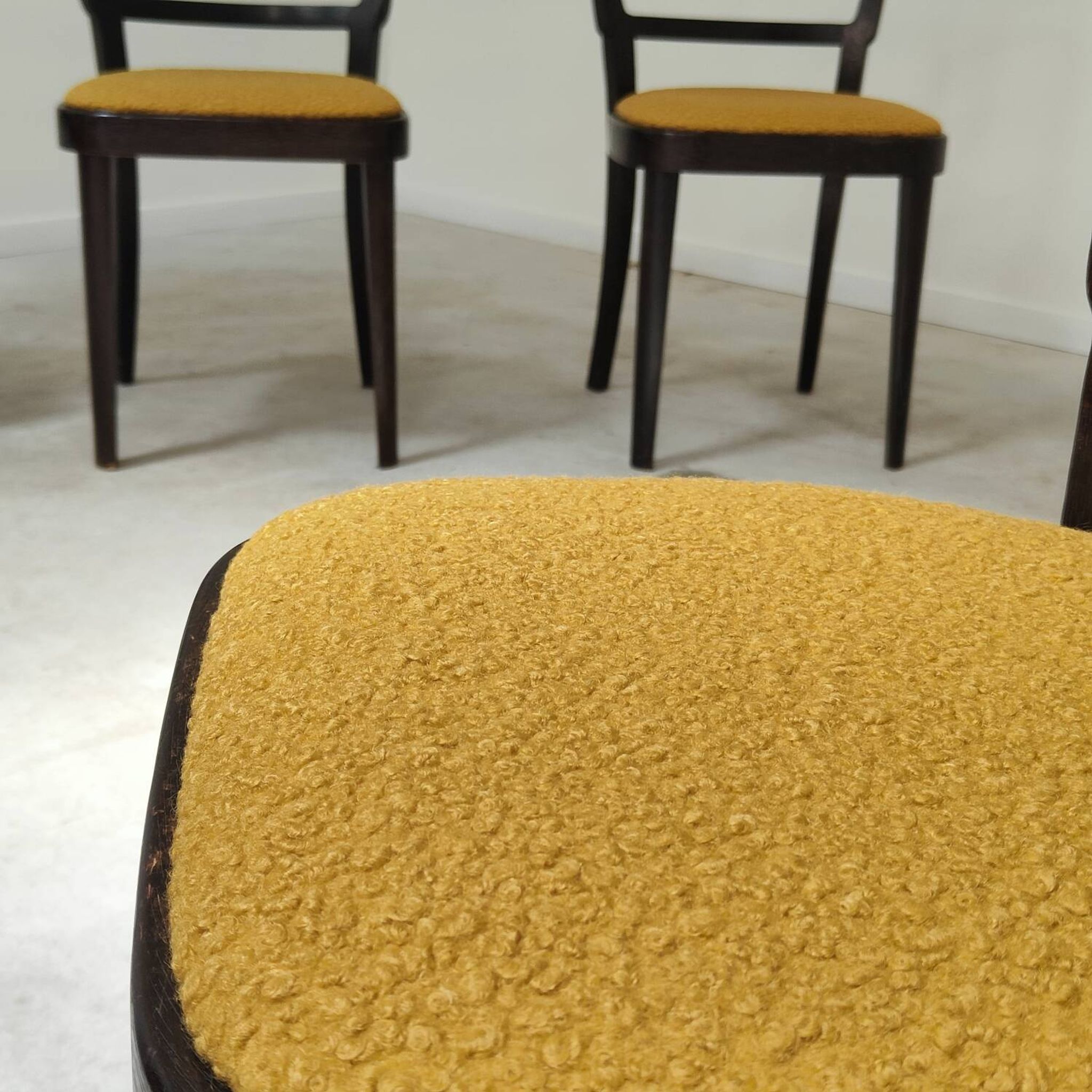 Lot de 4 chaises Thonet art déco 1930 , bouclette Jaune moutarde