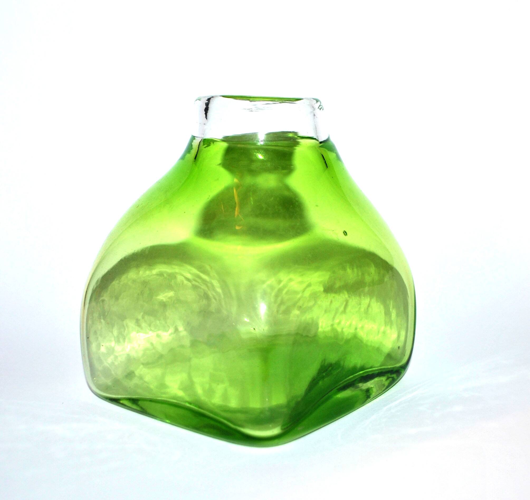 DESIGN Scandinavian vase in lined blown glass Green 1960-70 dlG Whitefriars