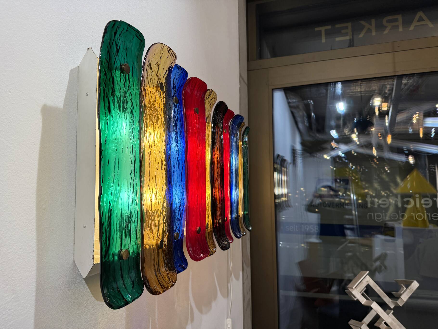 Applique murale en verre de Murano coloré, par J. T. Kalmar, Vienne, Autriche, années 1960. 10 plaques de verre à surface texturée, de couleurs variées avec des reflets irisés.