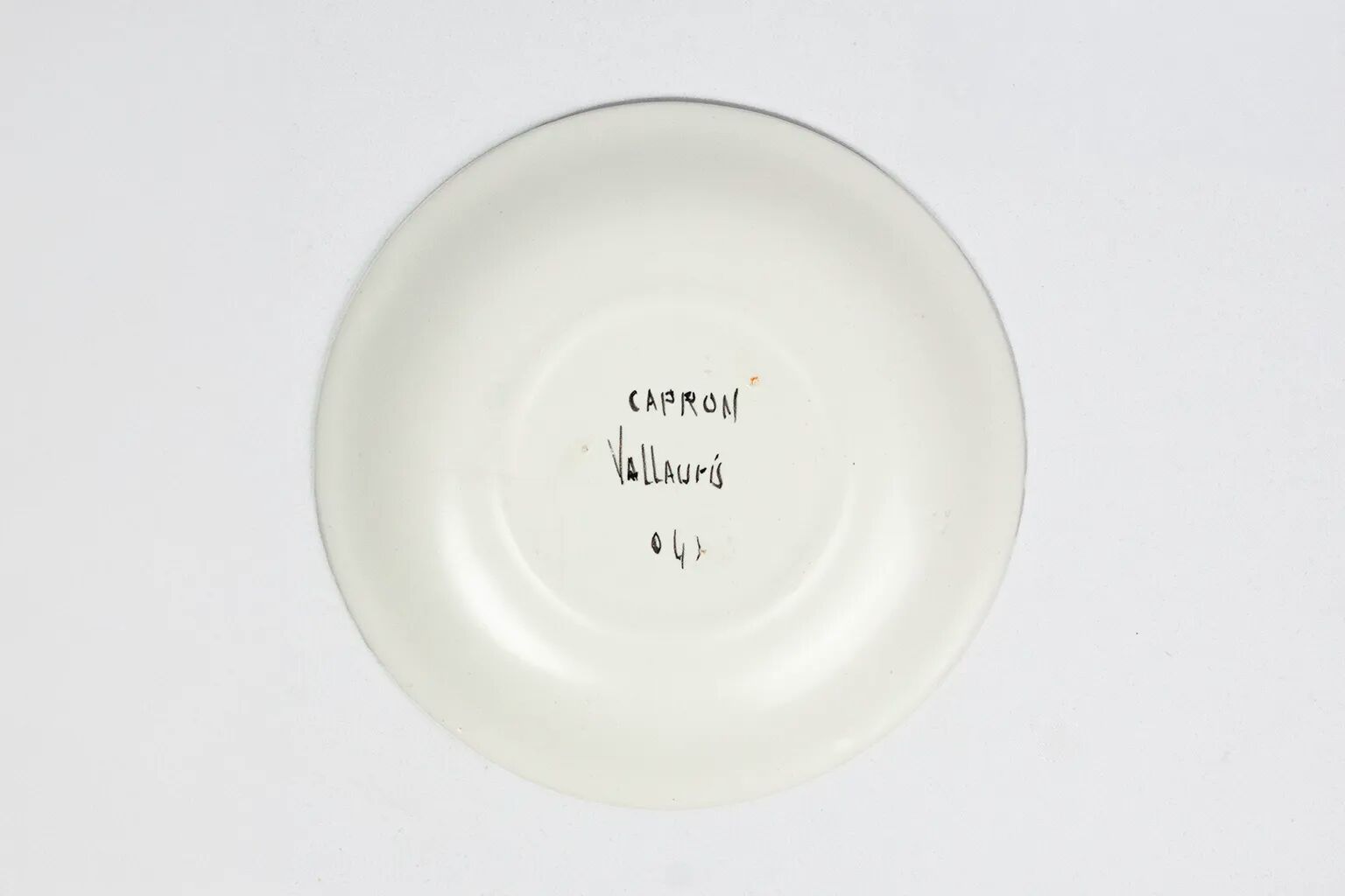 Assiette au guerrier antique — Roger Capron, Vallauris, vers 1955–1960