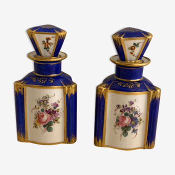 Pair of polychrome triangular bottles in porcelain from Paris, nineteenth century