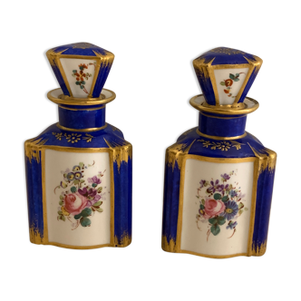 Pair of polychrome triangular bottles in porcelain from Paris, nineteenth century