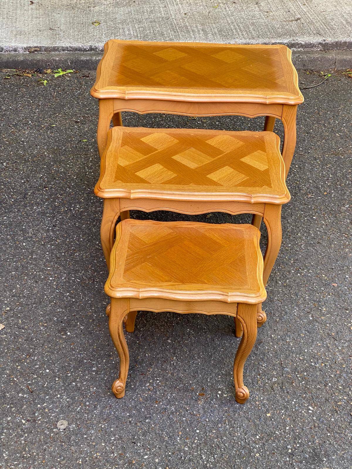3 tables gigognes Louis XV en chêne massif clair et marqueterie 1950