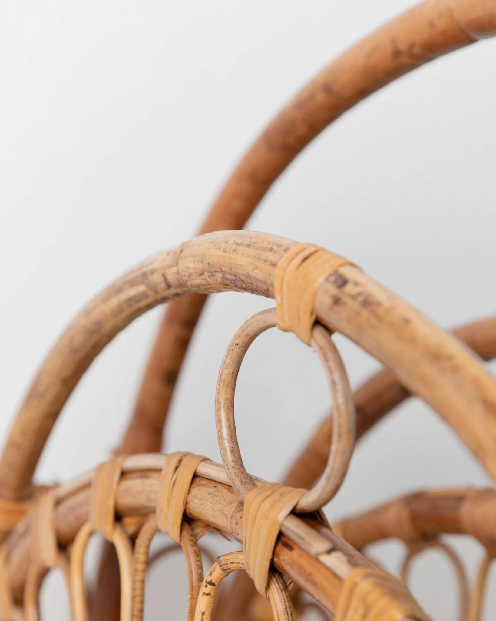 Vintage bamboo magazine rack in bois wood finish, rotin-et-osier-inspired, mid-century Italian design, 1970s