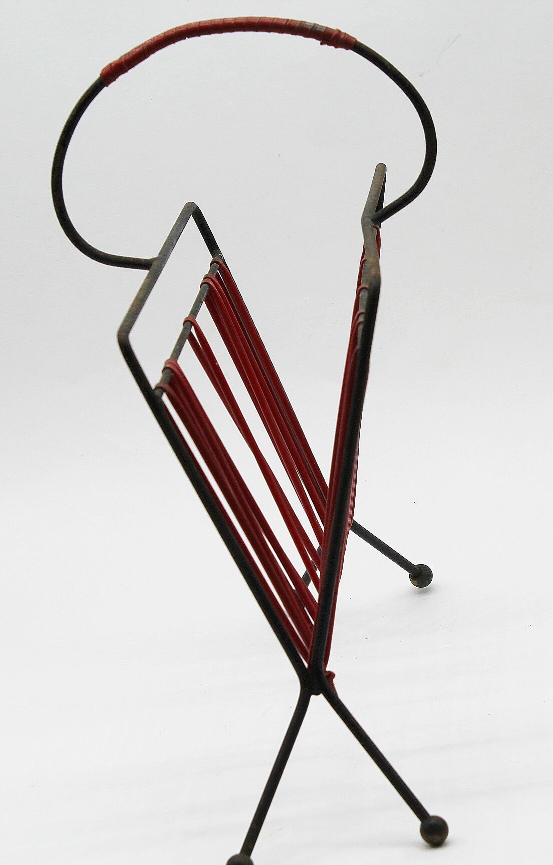 Scoubidou magazine holder