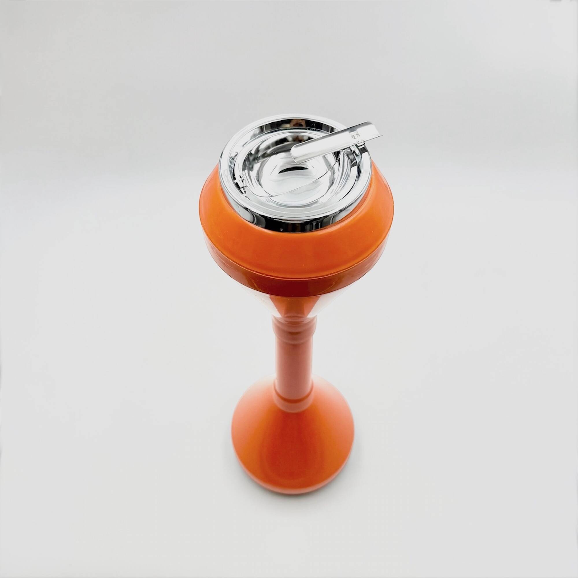 Cendrier vintage Space Age des années 1960 en plastique orange avec couvercle chromé
