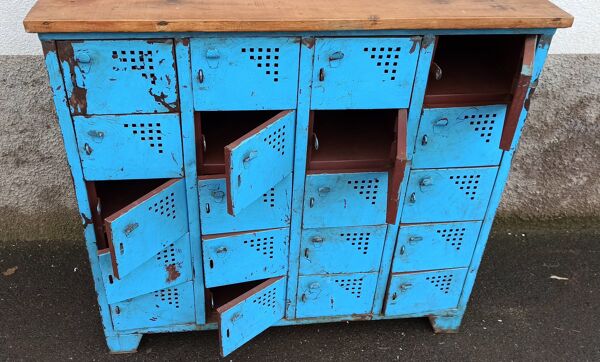 Casier ancien en métal bleu avec plateau bois