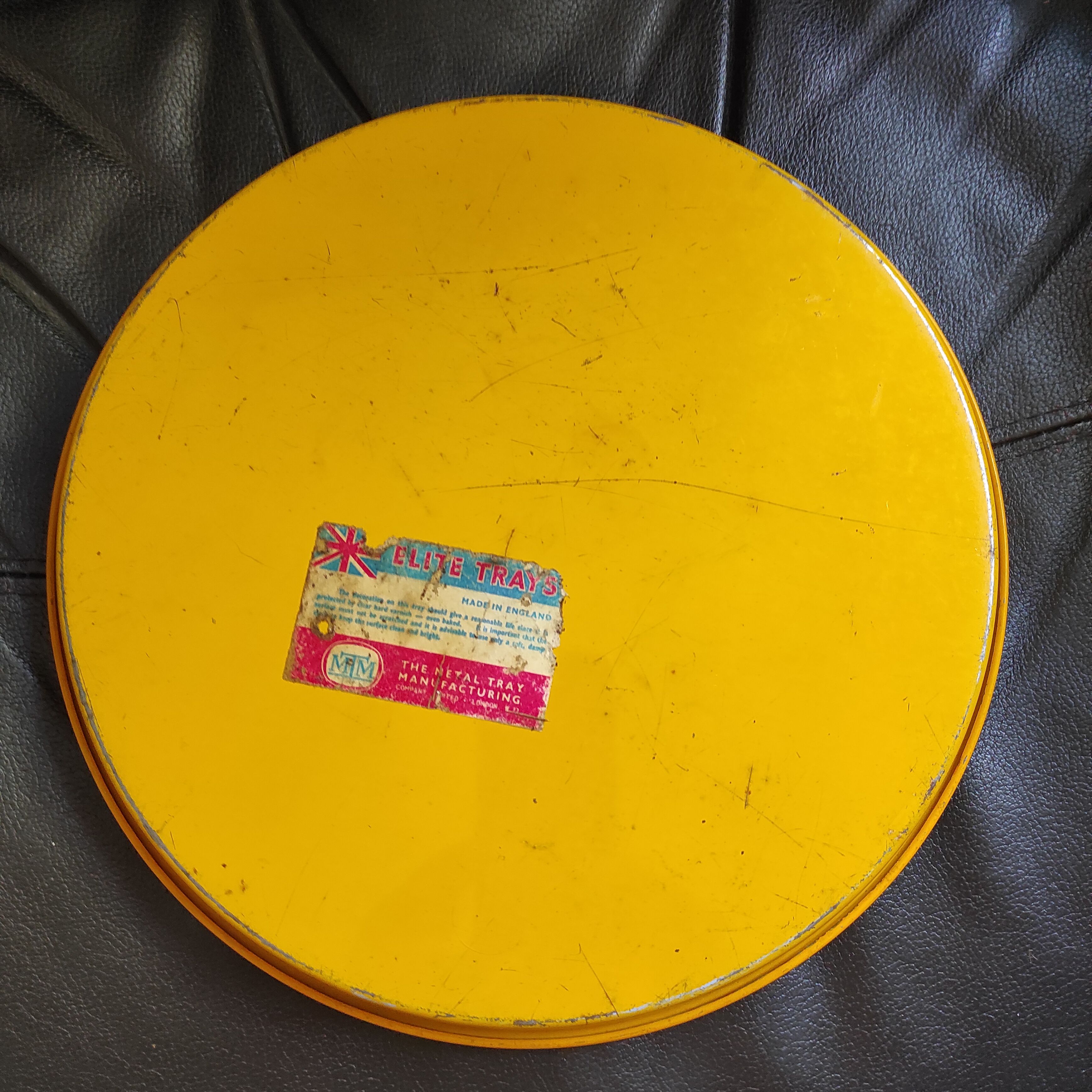 Plateau rond en métal vintage seventies jaune de 30 cm de diamètre