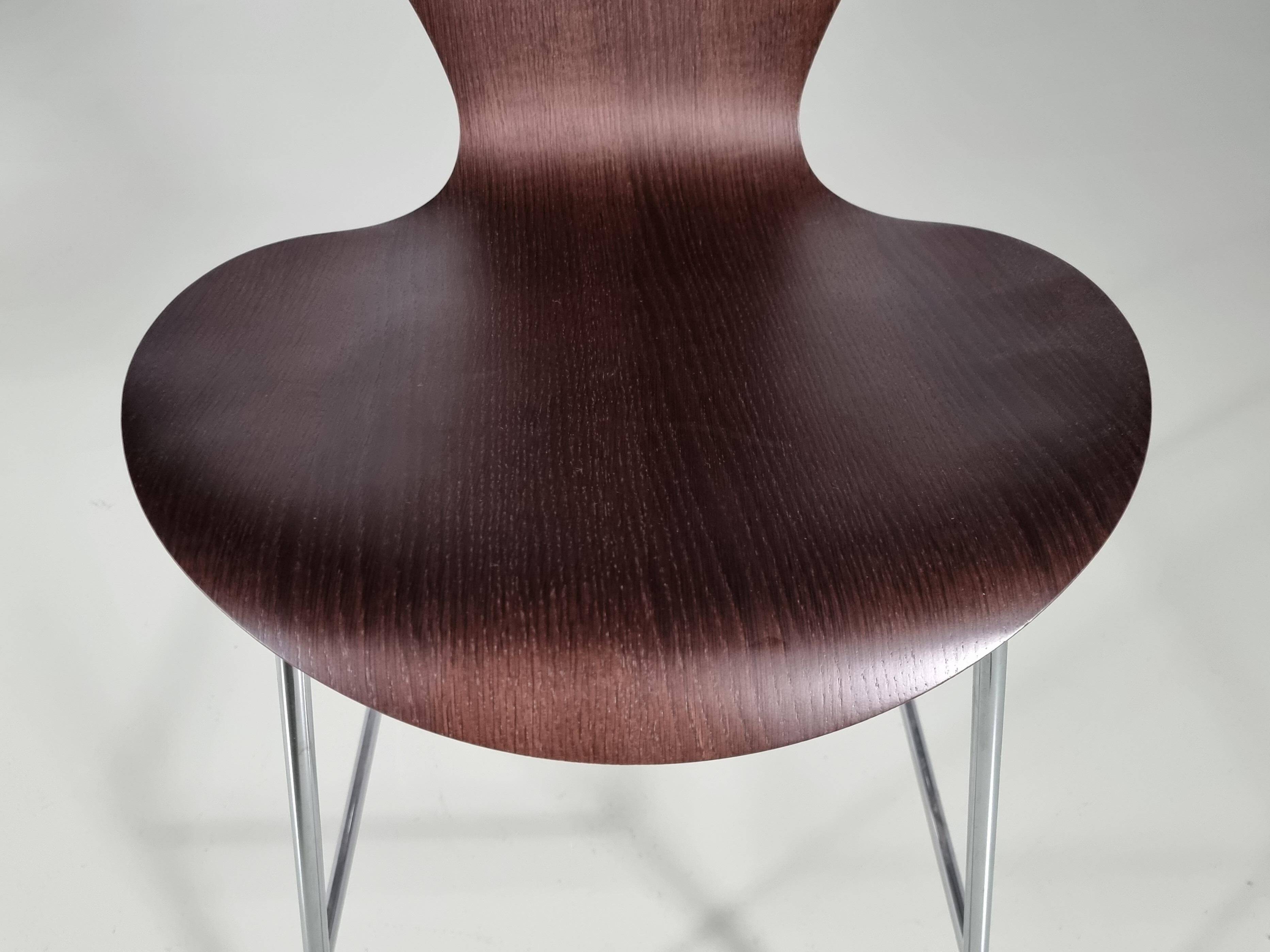 Set of 4 brown oak plywood bar stools by Fritz Hansen Series 7 by Arne Jacobsen.